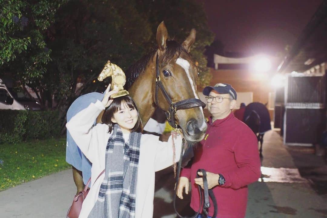 樋口智恵子さんのインスタグラム写真 - (樋口智恵子Instagram)「My lovely Natsume’s final race in Toulouse🇫🇷🏇Of course she won🏆✨ My queen will move to Japan next year🇯🇵❤️🐴 . . . . ナツメの最後のレースを観にトゥールーズまで🇫🇷素晴らしい走りで見事1着〜🏆！感動しました。 ナツメがいなかったら、こんなにフランスに来ることはなかったでしょう。2013年にドーヴィルの競りで初めて会った時からあっという間の6年間で、いつも会えるのを楽しみに渡仏していました。本当にありがとうの気持ちでいっぱいです。 6勝という素晴らしい成績に導いて下さった小林調教師にも心から感謝です。 有終の美を飾ってくれたナツメは来年から日本での生活が始まります✨🇯🇵🐴今度はもっとたくさん会えるようになるから嬉しいな❤️ . ナツメを応援してくれた私の友人達にもありがとう✨今度は北海道に会いに来てね😘とりあえず今夜はトロフィー抱いて寝ます🏆 . . . . #toulouse #hippodrome #racehorse #horseracing #francegalop #myhorse #競走馬 #フランス競馬 #馬主 #競馬」12月1日 5時41分 - chieko_higuchi