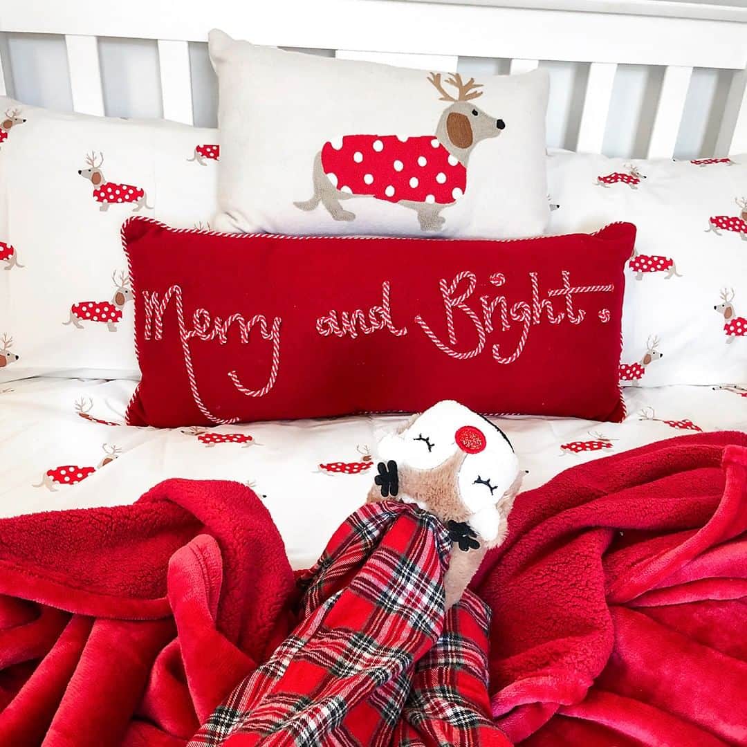 ローラアシュレイのインスタグラム：「With the 1st December just one sleep away, now is the perfect time to bring a festive touch to every corner of your home 🎄 Make your bedroom 'Merry and Bright' just like @milkbubbleteablog's with our Christmas collection. #LauraAshleyChristmas Tap to shop!」