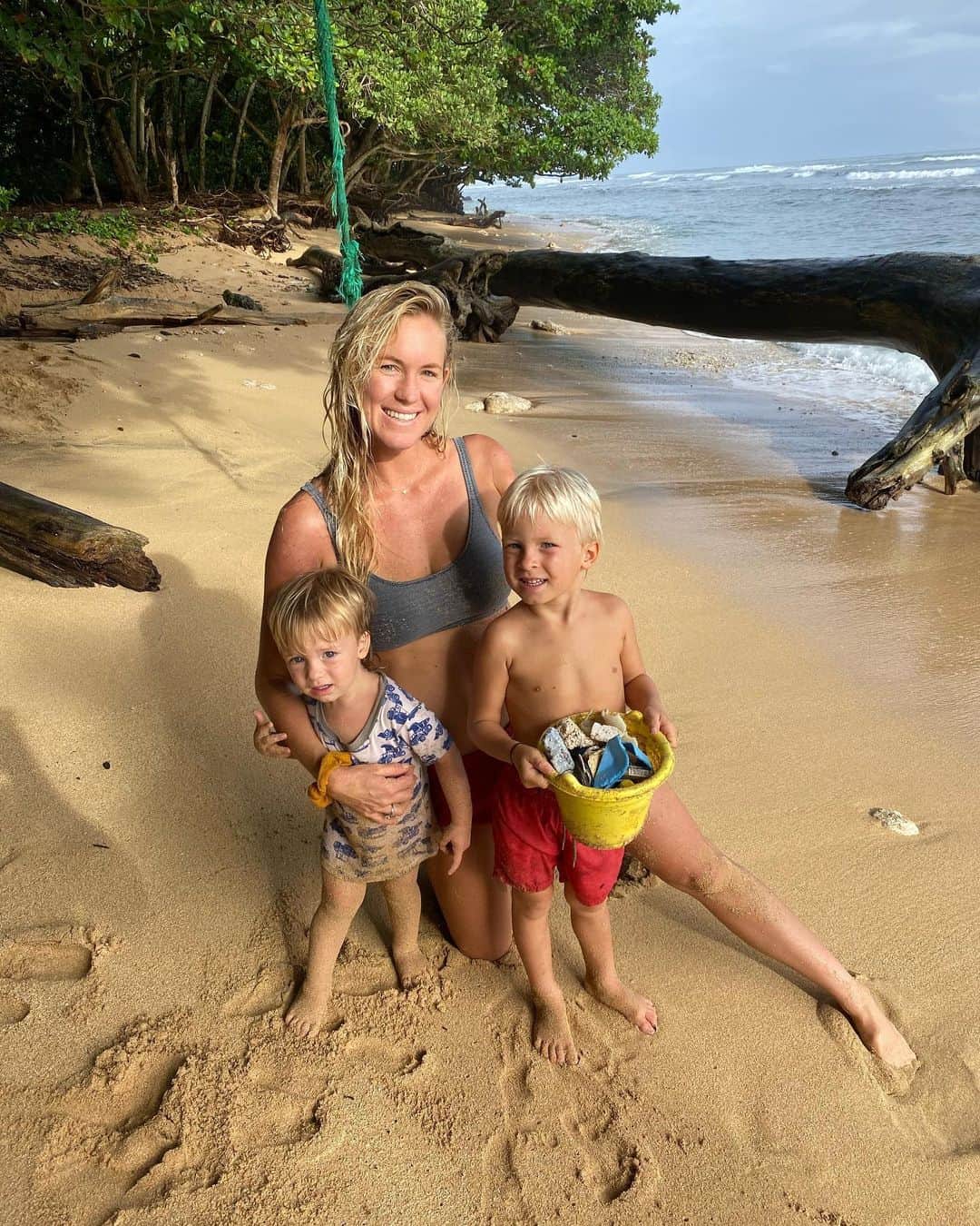 Bethany Hamiltonのインスタグラム：「Support Bill 40 today here in Hawaii to ban single use plastic. To support the cause you can call or submit a testimony, link in my stories!!! Must be before December 4th. Kokua Hawai’i and lets be the leaders in this journey! The boys & I did a beach clean up on thanksgiving mostly cleaning up single use plastic.」