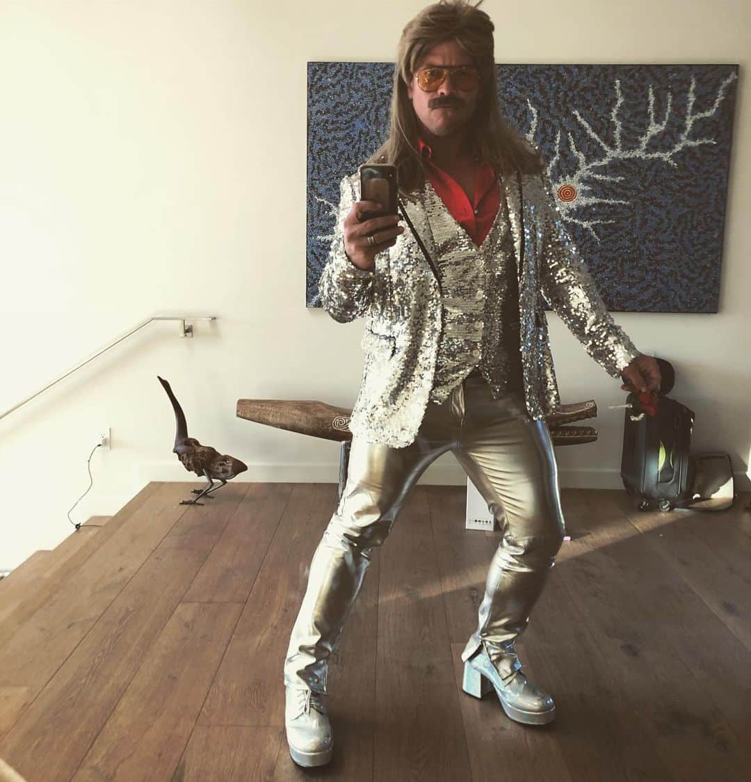 ルーク・ヘムズワースさんのインスタグラム写真 - (ルーク・ヘムズワースInstagram)「Let us give thanks once more to these liquid silver pants. Took me moments to spray them on and three days soaking in acetone to get them off. Party On!」12月1日 6時18分 - hemsworthluke