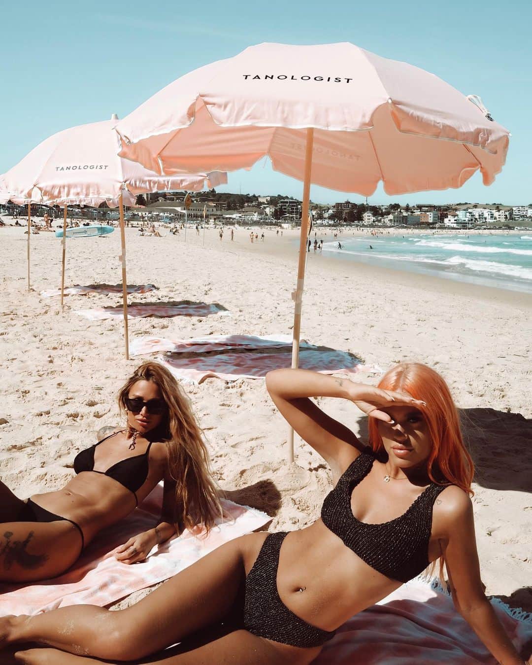 ルー・ティーズデールのインスタグラム：「Good morning Oz it’s your first day of summer stay safe in the sun and head down to @pricelineau for your vegan, clean, streak free best tan available @tanologisttan 💕 love Lou & Lottie x」