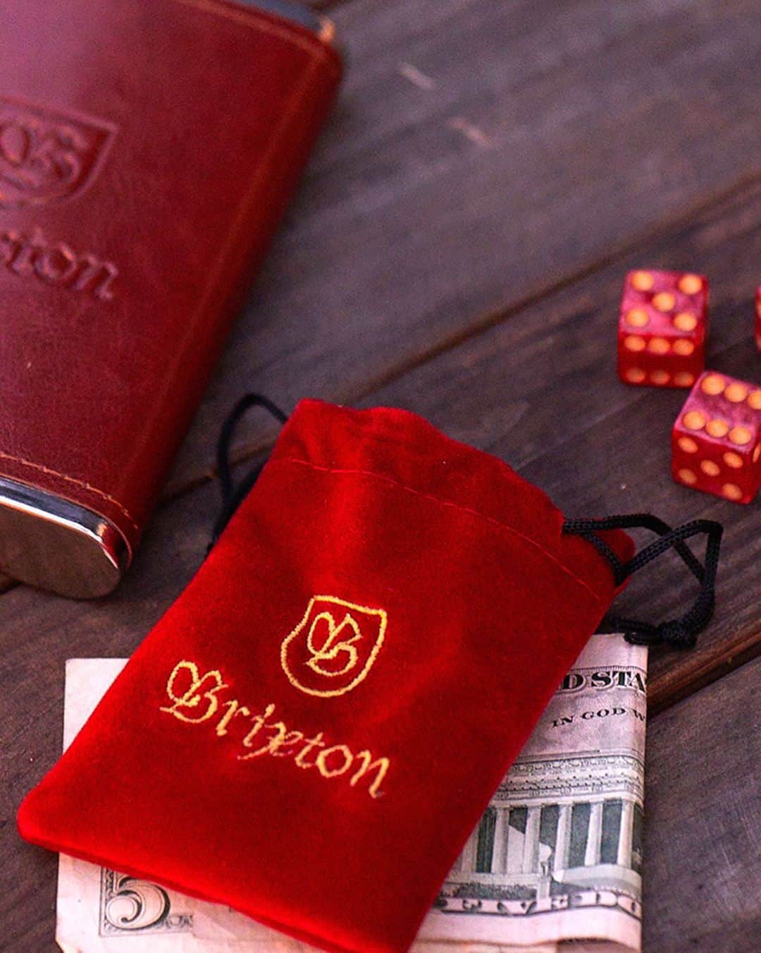 のインスタグラム：「Accessories for holiday downtime. #doneproper #brixton」