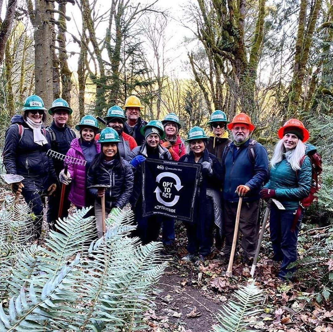 REIさんのインスタグラム写真 - (REIInstagram)「A big thank you to everyone who joined yesterday’s nationwide cleanup. We’re honored to fight for life outdoors alongside such a passionate and inspiring community. #OptOutside  Photos: @anchorandpine in Milo McIver State Park, #Oregon, @se_apprentice in Hollywood, #California, @how_she_saw_it in #Maryland, @ilecagoodpun in Big Talbot Island State Park, #Florida, @harold_gibbons in Turkey Run State Park, #Indiana and @em.beth in Jamaica Bay Wildlife Refuge, #NewYork.」12月1日 6時25分 - rei