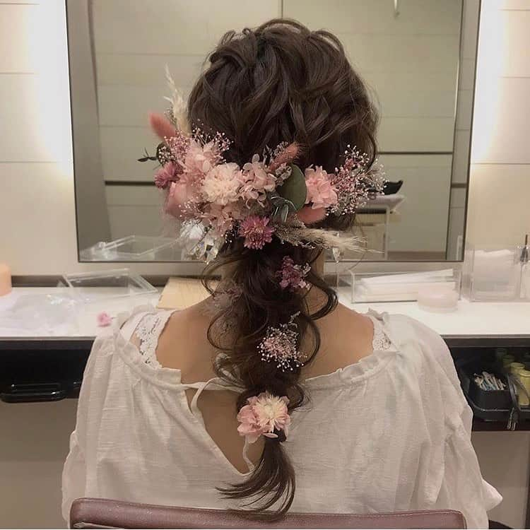 ハナユメさんのインスタグラム写真 - (ハナユメInstagram)「編み込みのふわふわヘア&ピンクのヘアパーツは最強の組み合わせ💋🌸🍬パンパスグラスとスモークツリーを入れて大人可愛いさUP♡﻿ ﻿ 当日は紫がかったシルバーのキラキラドレスと合わせられるそうですよ✨ ﻿ 結婚式のヘアメイクは当日のイメージをプロと一緒に考えられる貴重な時間🤔つけてみたいヘアパーツや生花のイメージを持っていくとより具体的に話が進みますよ👀☝️﻿ ﻿ Photo & story by  @wedding_nan1102 さん ﻿ 【#ハナユメ #プレハナユメ #卒ハナユメ】にあなたのお気に入り写真をpostしてください♡﻿ ﻿ このアカウント内で紹介させていただくことがあります！﻿ ﻿ ===================﻿ ﻿ ☆*:.｡.渡辺直美さん新CM放送を記念しInstagram限定キャンペーンを開催.｡.☆﻿ ﻿ 応募方法はフォロー＆いいね♡で完了！﻿ たくさんのご応募お待ちしています🙋‍♀️♡﻿ ﻿ 📝詳しくはハイライトをご覧ください📝﻿ ﻿ ▼応募期間﻿ 2019年11月14日(木)～2019年12月2日(月) .﻿ ﻿ ▼プレゼント内容﻿ ・JCB旅行券3万円分 1名様﻿ ・オーガニックブランドミニシャンプーセット 5名様 ﻿ ﻿ ===================﻿」12月1日 6時38分 - hanayume_wedding