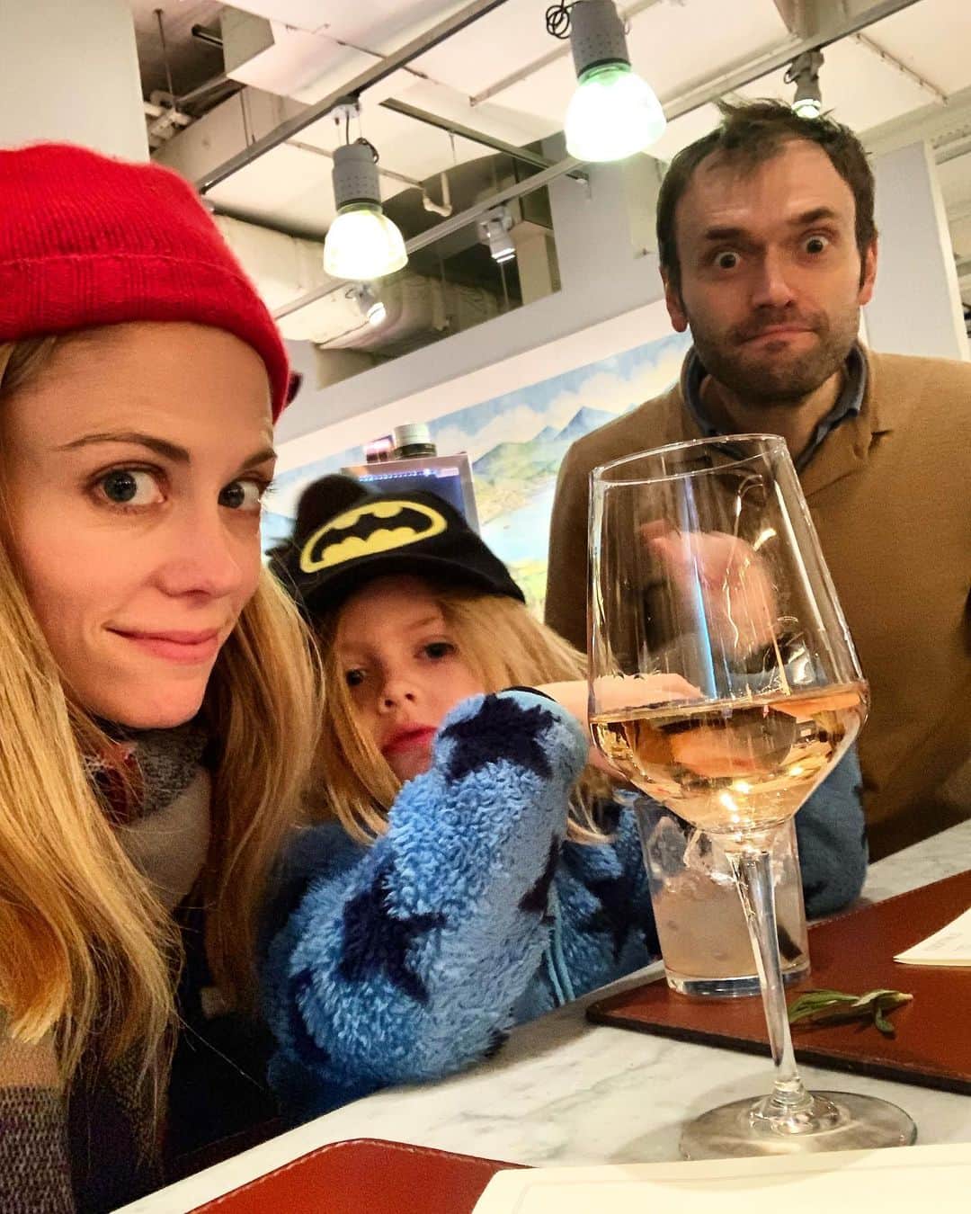 クレア・コフィーのインスタグラム：「TWENTY FIVE SHOPPING DAYS TIL CHRISTMAS! #hydrate」