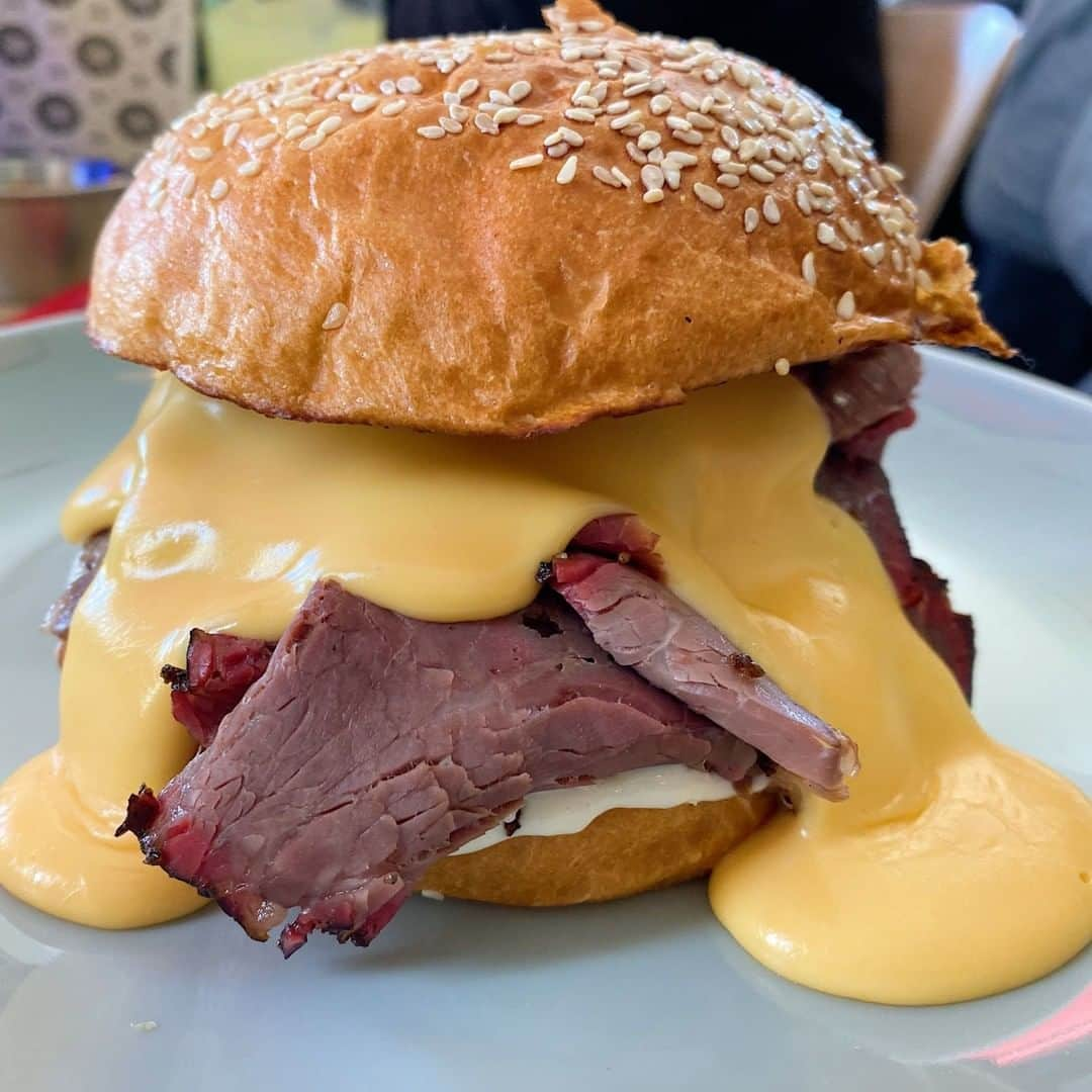 Food & Wineさんのインスタグラム写真 - (Food & WineInstagram)「We like our smoked beef sandwiches the same way we like our jokes; with extra cheese. 🙃📷: Restaurant Editor @khushandoj」12月1日 6時45分 - foodandwine