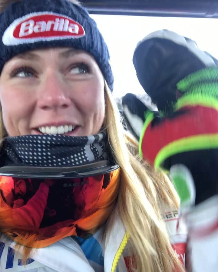 ミカエラ・シフリンのインスタグラム：「What a FUN day!! It was a fight out there, and, overall, I’m happy with my skiing! 🥉 CONGRATS to @martabassino on her first WC victory 🥳👏🙌, and @federicabrignone on second (what a tight race 😯!) - so happy to share the podium with you both! Happy to walk away today with the leader bib too. Thanks to @killingtonmtn, the volunteers and race organizers for working so hard to make a great surface (Tom Johnston and crew), and - of course - the fans!! Y’all were CRAAAAAZY, and you better bring the energy again tomorrow for the slalom‼️ 🏁💃🏼🤘 #weareskiing」