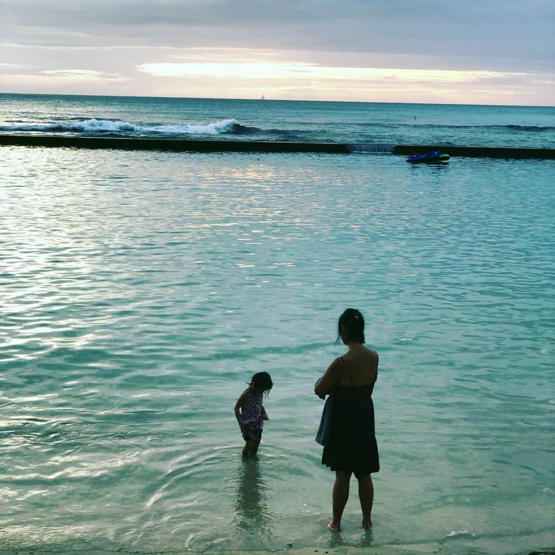 渡部幸也さんのインスタグラム写真 - (渡部幸也Instagram)「ハワイでのヘアメイク業4日目🌴  日本の寒さとうって変わって、ハワイは天気も良く日差しも強く、常夏感が凄いです🌺  それでもハワイは気候も良くて、外も本当に気持ち良くて日焼けする日々ですね😅 なのでこのくらいの日焼けでも、この時期なので、日本に戻るとうく感じかもと😅😅 とにかく毎日、元気でやってます✨  日本でのサロン✂︎業務は、12/4の水曜日からになります🙇 美容師としても本気で頑張りますので、皆様からのご予約、心よりお待ちしています✨✂︎✨ #ヘアスタイル #ヘア #髪型 #ヘアカタログ #ヘアセット #くせ毛風パーマ #透明感カラー #ハワイ #恵比寿美容院 #代官山美容室 #代官山美容院 #美容学生 #中目黒美容師 #代官山美容師 #恵比寿美容師 #中目黒美容室 #中目黒美容院 #恵比寿美容室 #サロンモデル #中目黒ランチ #恵比寿ランチ #hpb_hair #中目黒 #代官山 #恵比寿 #渋谷 #ar_magazine #murua #emoda #americanvintage」12月1日 7時08分 - watabeyukiya