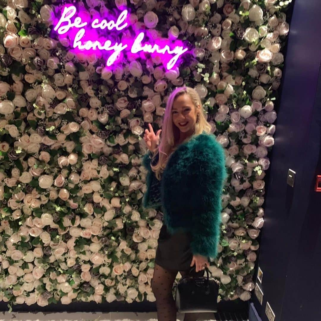 ガブリエル・アドコックのインスタグラム：「BE•COOL•HUNNY•BUNNY 🚺🧚🏼‍♀️Great date night with @adcock_chris and felt extra glam thanks to my fab hairdresser💁🏼‍♀️ @hairbyjordanmcnulty 😘 Tried out the recently opened @derokarestaurants, very good food, lovely setting & excellent service! All round fab evening✨👌🏻」