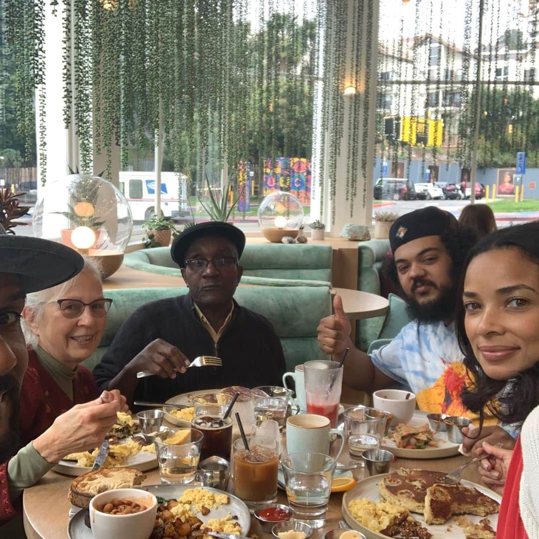 ロッチェル・エイツのインスタグラム：「♥️🔅Family Brunch at @freshrestaurantsla. Their #veganscramble #justegg is delicious! It really looks and tastes like eggs! #veganfood  #plantbased @cj121075 @ruthtalfresh  @shereenarazm ♥️🔅」