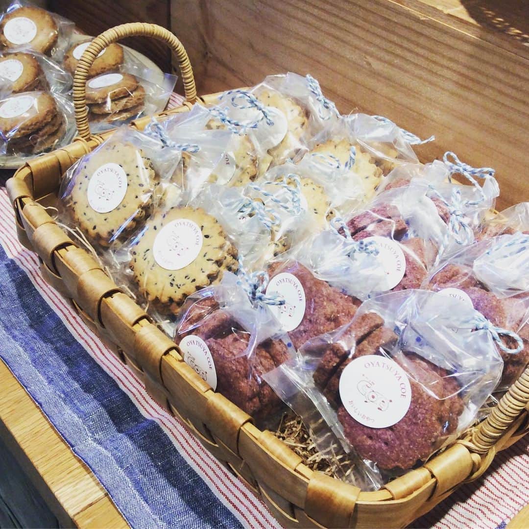 TODAY'S SPECIALさんのインスタグラム写真 - (TODAY'S SPECIALInstagram)「＜MARKET-Kyoto＞  本日京都店では、神奈川県よりおやつやcoeさん（@coe.koe）の焼き菓子が届いています。 . オーガニックの素材を使用したクッキーやスコーンはどれも優しい味でついつい沢山手にとってしまいそうですね。紫いもなど季節のものもオススメです！ . 今回はクッキー缶のご用意も2種類ありますよ。 . 是非お立ち寄りくださいませ。 . #todaysspecial #トゥディズスペシャル #京都バル #kyotobal #焼き菓子 #おやつやcoe」12月1日 12時54分 - cibone_ts
