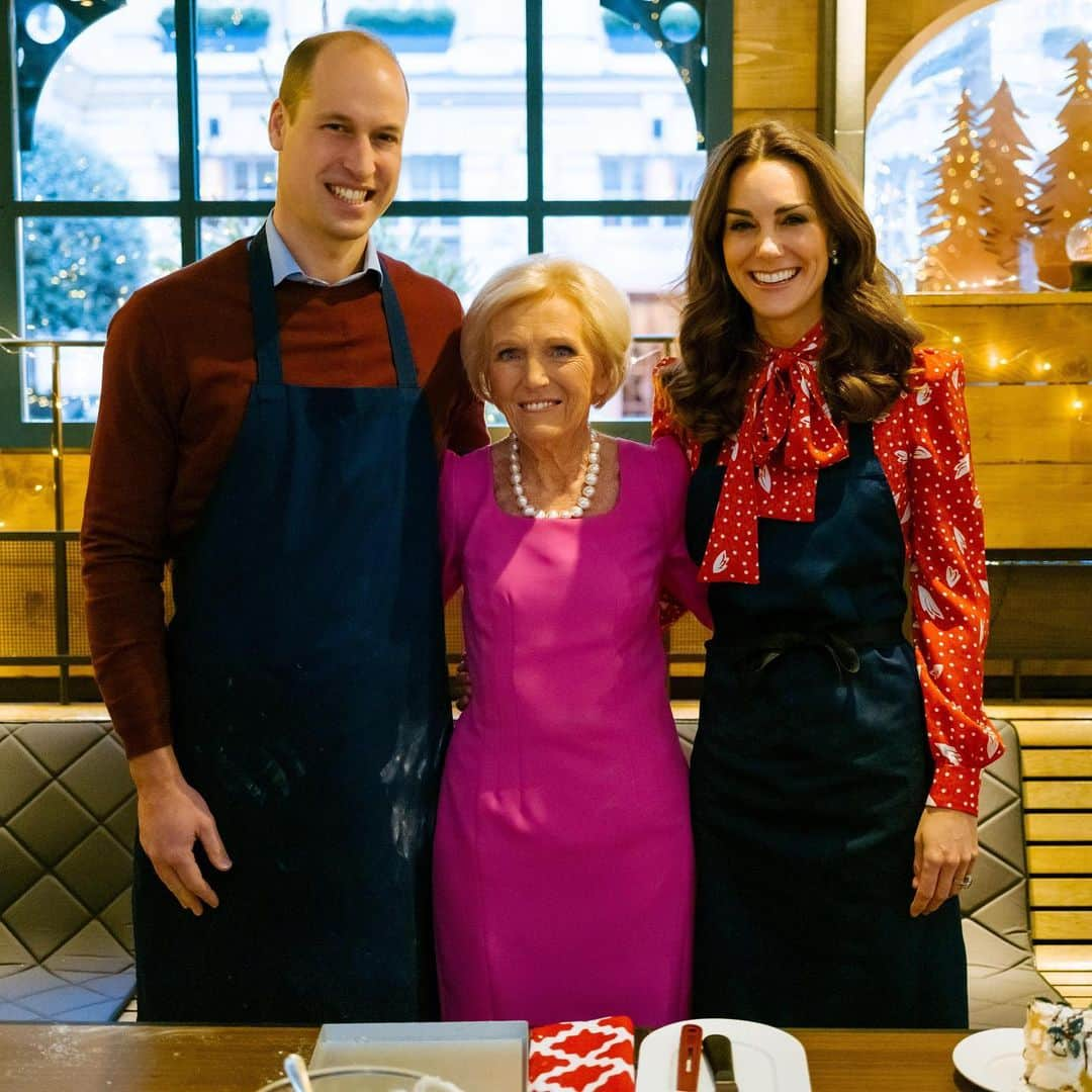 ウィリアム（ケンブリッジ公）さんのインスタグラム写真 - (ウィリアム（ケンブリッジ公）Instagram)「🎄 We invite you to join The Duke and Duchess of Cambridge and Mary Berry as they serve a festive feast to thank those who are spending their Christmas helping others.  On the BBC’s A Berry Royal Christmas 📺 The Duke and Duchess are joined by cookery legend Mary Berry across four engagements as they prepare festive food for a very royal event to thank all those working and volunteering over the Christmas period...take a look at our other post to find out more.  Watch #ABerryRoyalChristmas on the @bbciplayer.  Photo 📷 by @mattporteous」12月1日 7時30分 - princeandprincessofwales