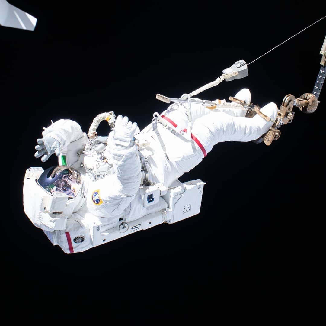 国際宇宙ステーションさんのインスタグラム写真 - (国際宇宙ステーションInstagram)「Astronauts Andrew Morgan (pic 1) and Luca Parmitano (pic 2) will step out into the vacuum of space on Monday at 6:50 a.m. EST to continue repairing a cosmic particle detector. NASA TV (link in profile) goes live at 5:30 a.m.」12月1日 7時30分 - iss