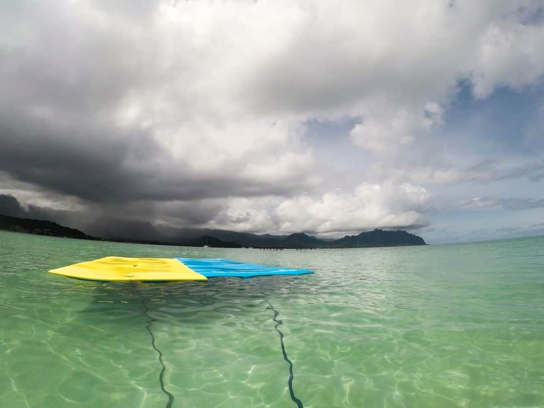 Luxury Cruise by Captain Bruceさんのインスタグラム写真 - (Luxury Cruise by Captain BruceInstagram)「雨と晴れの間。⁠ ⁠ ⁠ #captainbruce 😲  #sandbar #kaneohe #hawaii #oahu #oahulife #vacation #travel #ahuolaka #キャプテンブルース #天国の海ツアー #天国の海 #アフオラカ #ハワイ大好き #オアフ島 #不思議な光景 #海と空」12月1日 7時35分 - cptbruce_hi