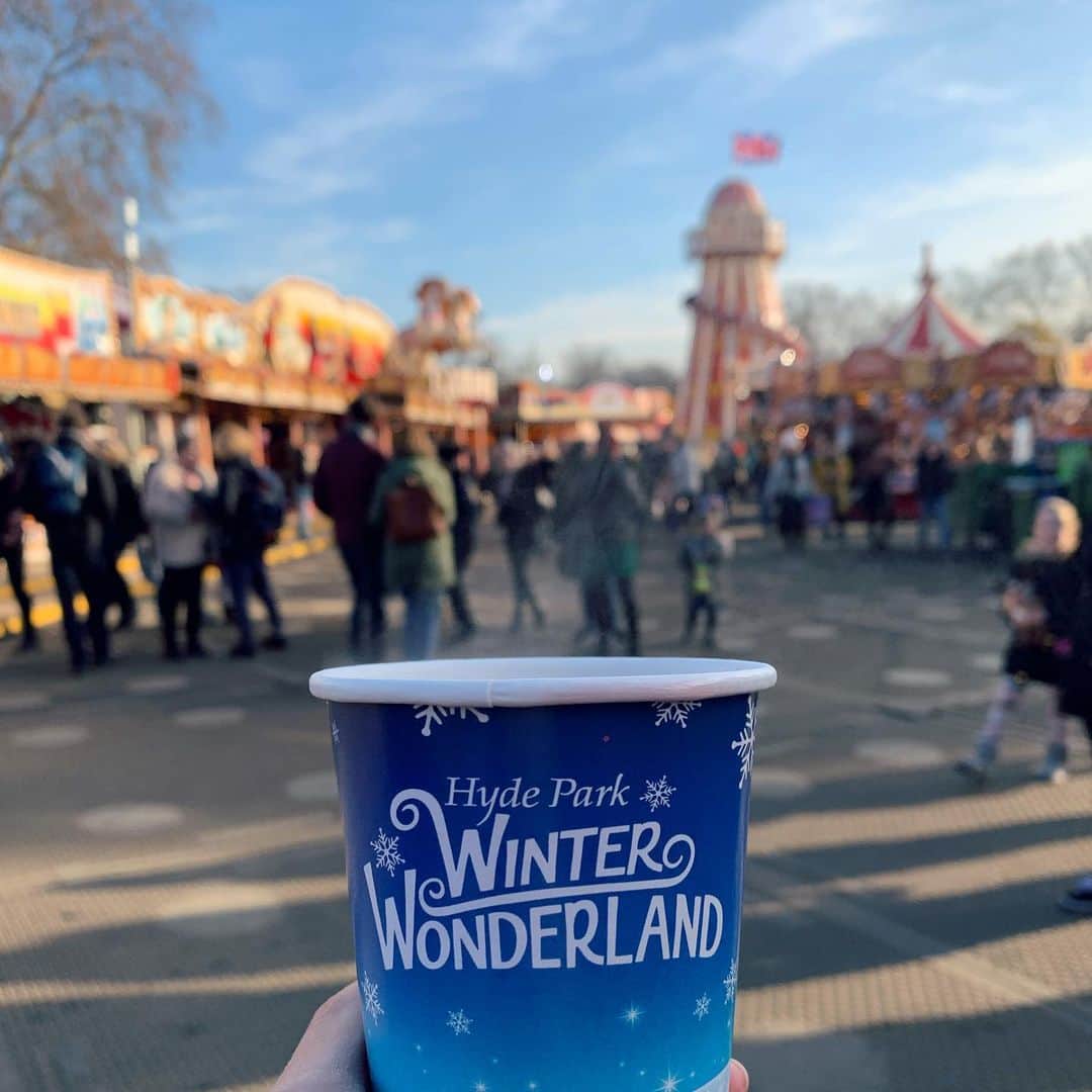 MEGのインスタグラム：「甘酒的な冬の飲み物、mulled wine。今年も冬がきた。ワインを煮詰めてほとんどアルコールは飛んでるとは言え、ほかほかにあったまる。今年飲むのはもう３回目だ、寒空の下で乾杯して、冬を共有したい甘さと温かさ。」