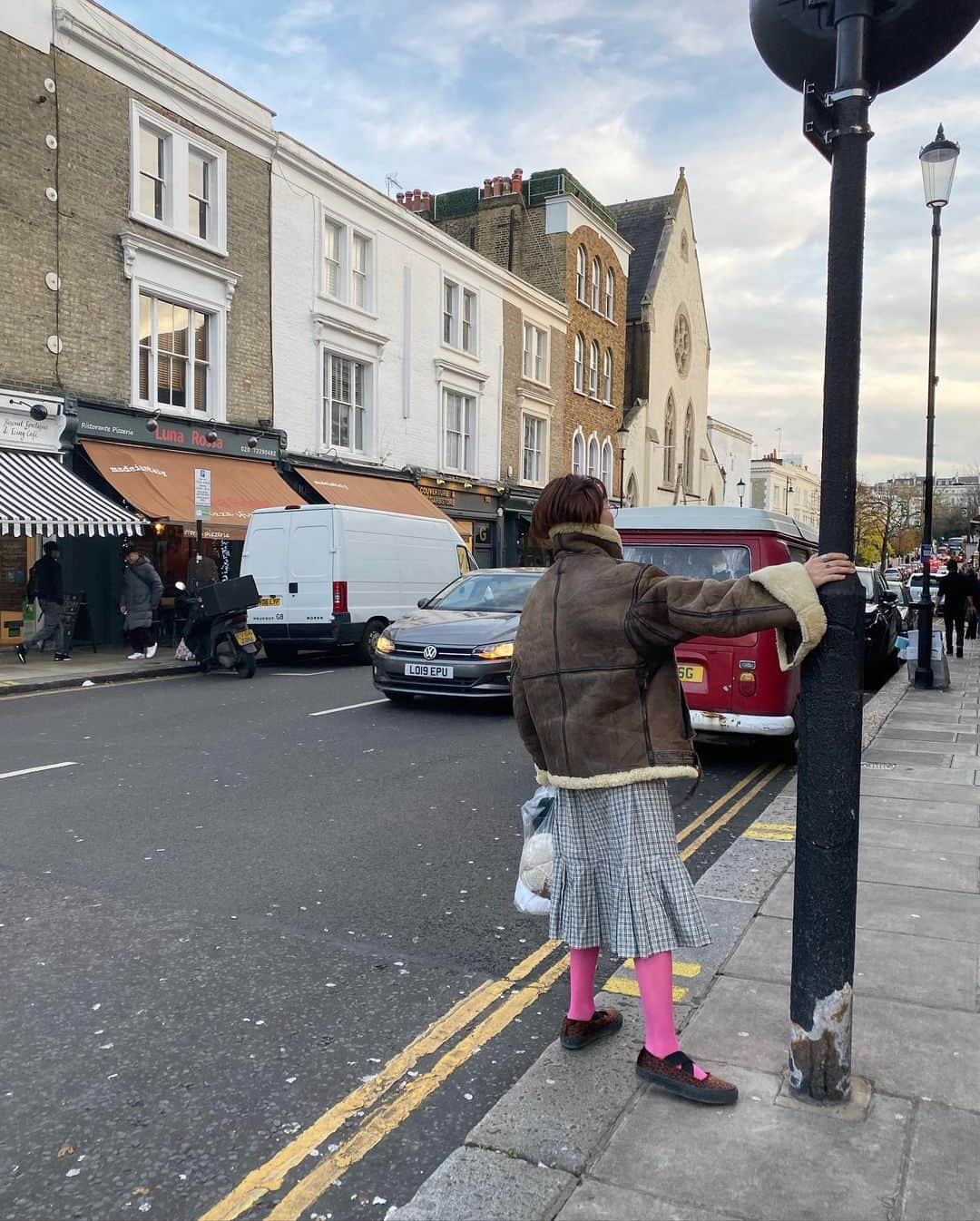 柴田紗希さんのインスタグラム写真 - (柴田紗希Instagram)「本格的に寒いよイギリス🇬🇧❄️ でも日本のが寒いみたいだね大丈夫？あったかくしてね。 メガネはちゃっかり柴田のコラボを 持ってきました　@zoff_eyewear  実は一番気に入ってるカラーでございます♡ 靴下をピンクで遊んだよ。 #しば服　#私服さん 今日も一日素敵な日に〜！✨☺️」12月1日 8時02分 - shibasaaki