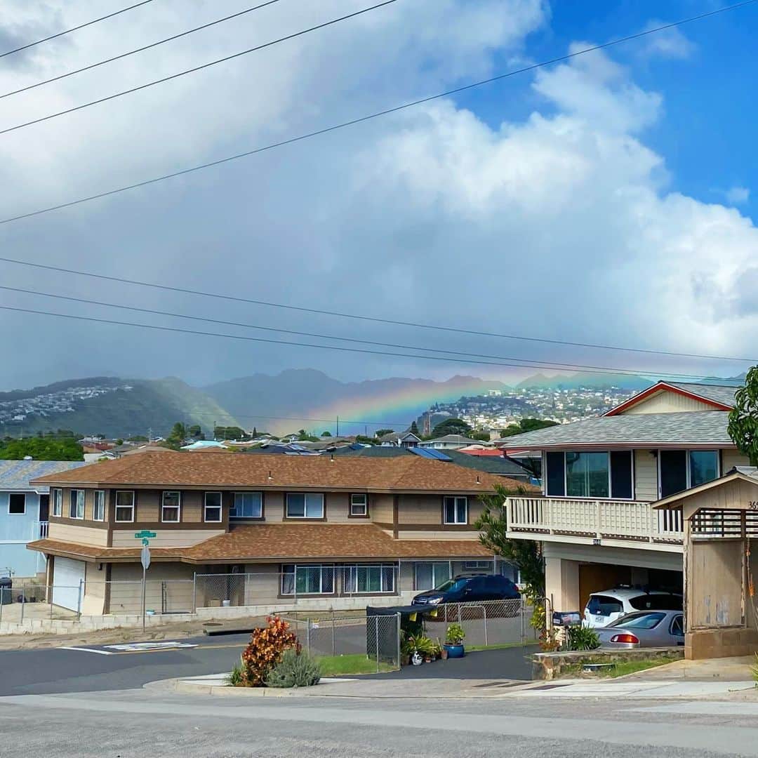 マキ・コニクソンさんのインスタグラム写真 - (マキ・コニクソンInstagram)「ハワイからおはようのヨー君！朝カイムキ住宅街の低い位置に虹🌈が現れました！直ぐに消えちゃったけど遭遇出来てラッキーな気分！✌🏼この道通ってよかった！😊今日も幸先良いからこのまま良い流れに乗っちゃおっと！🏄‍♀️ #ハワイの虹のおすそ分け🌈🤙🏼」12月1日 7時59分 - makikonikson