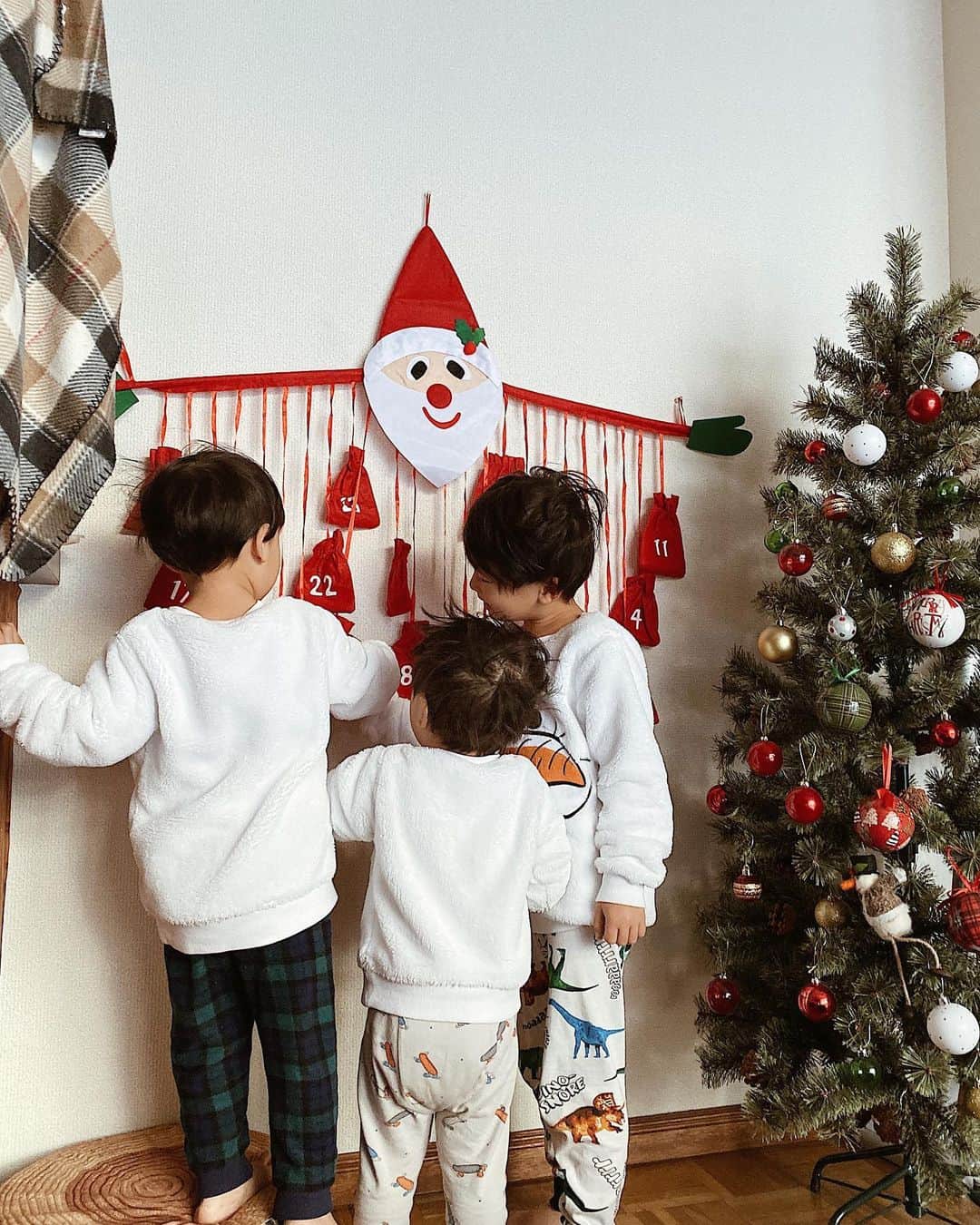 のインスタグラム：「・ Hello December🎄 ・ ・ 今年も残すところ1ヶ月🧚🏻‍♀️ 毎年毎年言っているけど本当に 1年が早すぎですね🙄 ・ 12月になったのでアドベントカレンダーを🗓  @flyingtigerjp のものにしたよ🎅 我が家は3人分のおやつを入れなきゃなので この巾着タイプがありがたかったのです🙆🏻‍♀️ ・ 24日まで全部入れちゃうと 侑波が全部食べたいってなっちゃうから 我が家は1日ずつ園から帰宅したら おやつが入ってるってシステムにしました😊 ・ アナ雪を見てからオラフに激ハマりしている3兄弟⛄️ 青波と侑波のパジャマのズボンとのアンバランスさよ… でもまぁこれが現実😂 ・ ・ ・ #december#12月#クリスマス#xmas#アドベントカレンダー#ママ#札幌ママ#北海道ママ#ママライフ#男の子ママ#子どものいる暮らし#日々の暮らし」