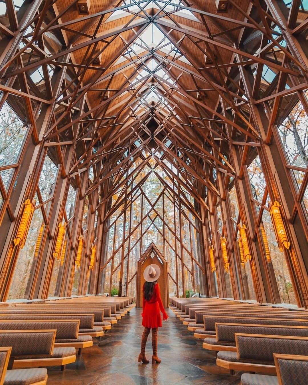 Travel + Leisureさんのインスタグラム写真 - (Travel + LeisureInstagram)「Have you ever seen a more beautiful chapel? We've highlighted chapels around the world that are true works of art - link in bio! 📷@readysetjetset」12月1日 8時19分 - travelandleisure