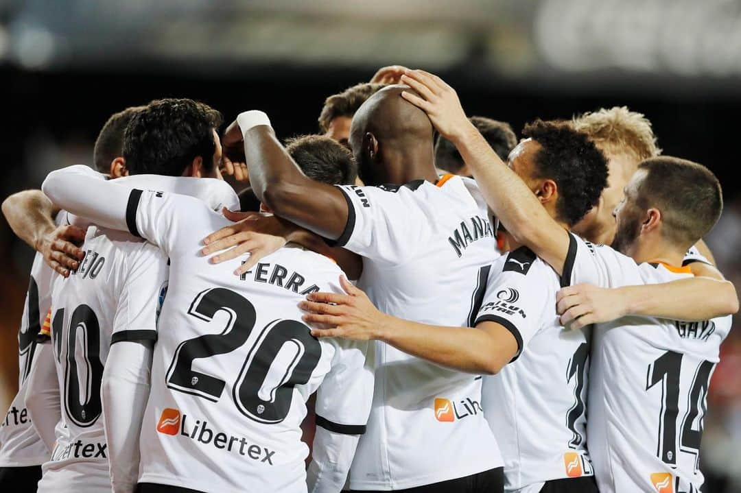 エリアカン・マンガラさんのインスタグラム写真 - (エリアカン・マンガラInstagram)「Muy contento de volver a Mestalla con una victoria 🦇  Grande esfuerzo del equipo #Amunt #ValenciaCF #M4NG4L4 #COMEB4CK」12月1日 8時13分 - eliamangala