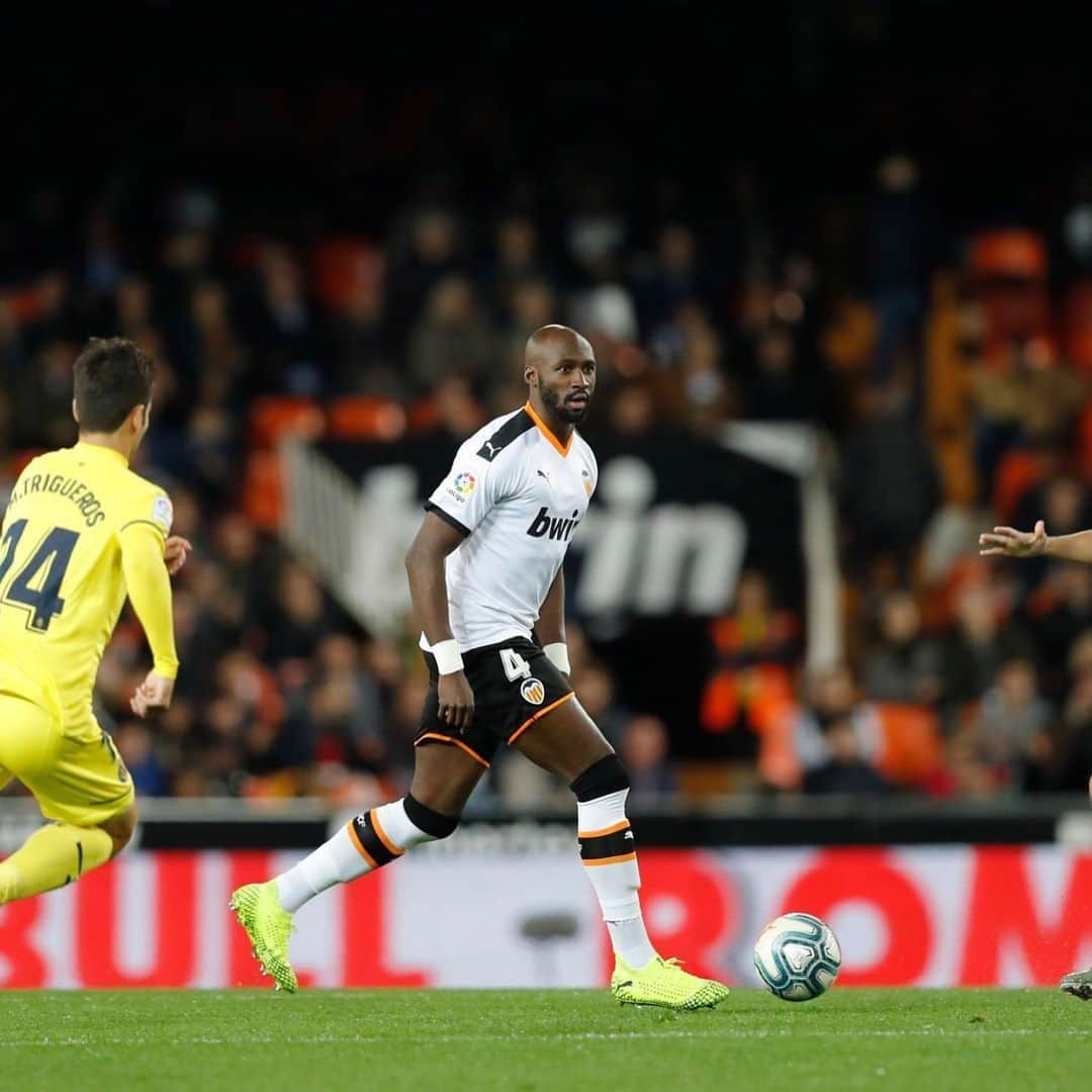 エリアカン・マンガラさんのインスタグラム写真 - (エリアカン・マンガラInstagram)「Muy contento de volver a Mestalla con una victoria 🦇  Grande esfuerzo del equipo #Amunt #ValenciaCF #M4NG4L4 #COMEB4CK」12月1日 8時14分 - eliamangala