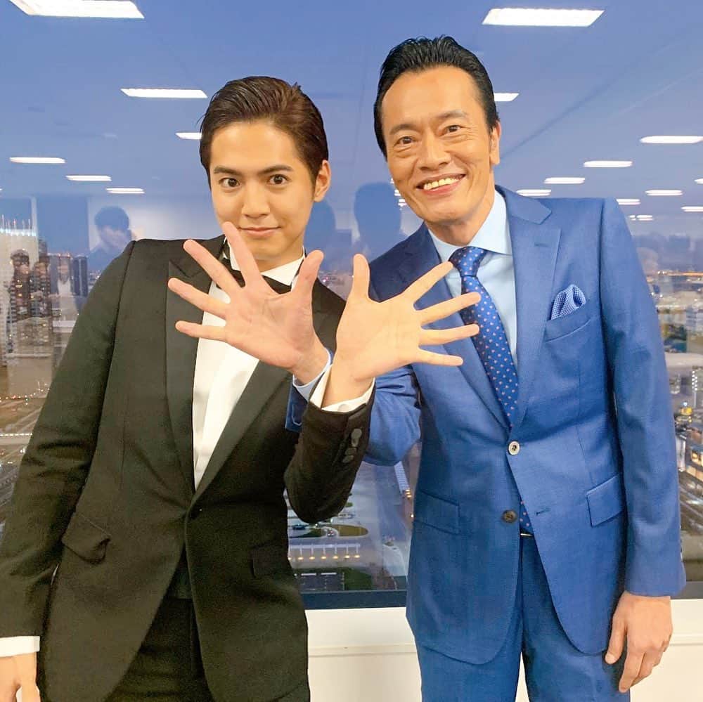 映画『午前0時、キスしに来てよ』のインスタグラム：「‪💫公開まであと5日！💫‬﻿ ﻿ ‪12/6の公開まであと5日！‬﻿ ‪きょうから12月！‬﻿ ﻿ ‪スターとマネージャーという役どころのおふたりでお届けします✨‬﻿ ﻿ ‪バタフライ的な5🖐！ ﻿ ‪#片寄涼太 #遠藤憲一‬﻿ ‪#すてきな笑顔 ☺️‬﻿ #ツイッターはさらに笑顔バージョン ‪#午前0時キスしに来てよ #0キス‬﻿ ‪#12月6日公開‬﻿ #きょうから12月﻿ #公開までもうすこし﻿ #今年もあとすこし﻿ #たいせつな人と観てね」