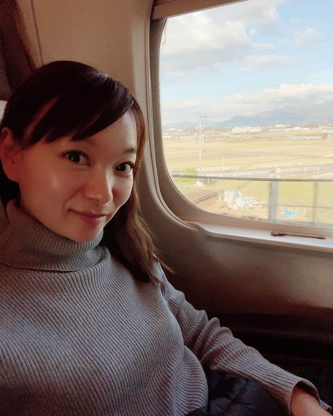 保田圭さんのインスタグラム写真 - (保田圭Instagram)「いいお天気♡新幹線で静岡に向かってます。今日は『SBSマイホームセンター浜松展示場』にお邪魔します。12:00〜出演しますので、お近くの方は遊びに来ていただけたら嬉しいです\(//∇//)\ お会いできるのを楽しみにしています♡♡♡ #じゃんけん大会ありますよ　#お子様はお菓子つかみどりもあります　#浜松　#sbsマイホームセンター浜松展示場」12月1日 8時38分 - keiyasuda1206