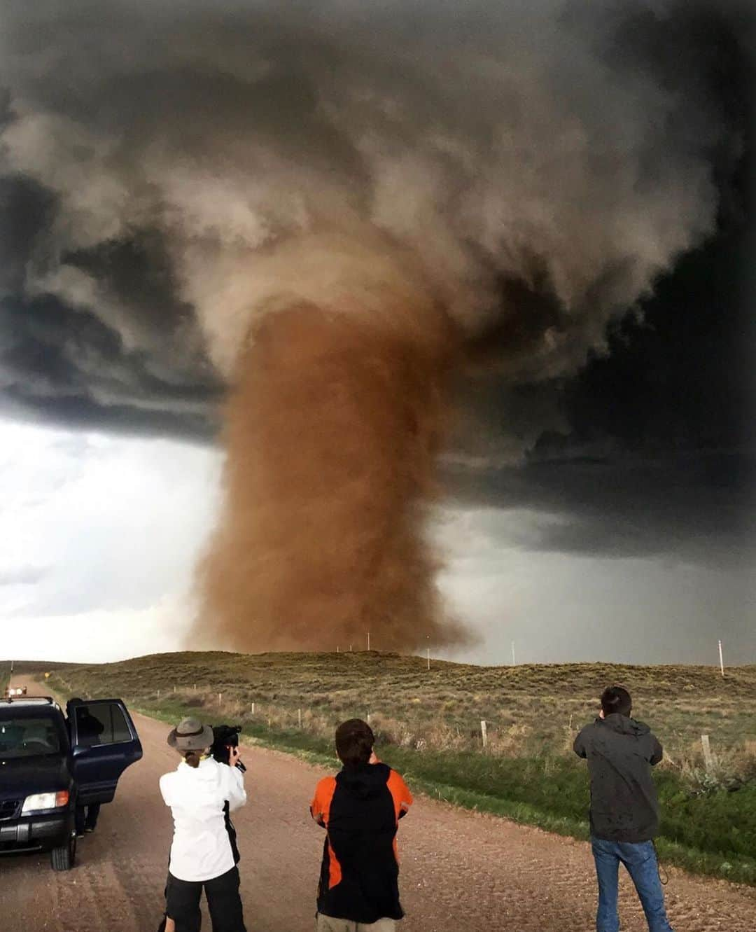 Canon Photographyさんのインスタグラム写真 - (Canon PhotographyInstagram)「Wow! What a massive tornado! Some people are getting the shot of their life.  Photography | @tempesttours  #tornado #stormchasing #midwest #supercell #severeweather #tempest #twister」12月1日 8時38分 - cpcollectives