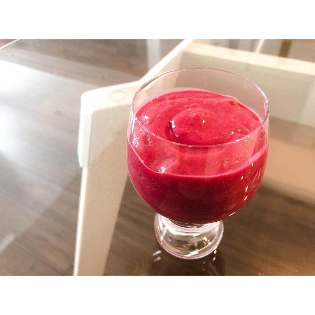 芝彰子さんのインスタグラム写真 - (芝彰子Instagram)「beets smoothie . 朝は、生の果物や野菜を何かしらで必ず摂り入れてるよ🙋‍♀️🥬🍎 . この日は、 ⚪︎ビーツ ⚪︎アボカド ⚪︎レモン汁 ⚪︎お水  ビーツは甘さがあるから甘味料なしで👍 (入れるならraw honeyがおすすめ) 材料をVitamixにかけるだけ。 . “ #食べる輸血 ”や“ #スーパーフード ”と言われてるビーツ。  そんなビーツには、 とっても浮腫みやすい私には嬉しいカリウムが豊富✨ 活性酸素を取り除く抗酸化作用のあるポリフェノールが含まれてて美容効果大✨ そして、肝機能向上、血液の流れを良くしてくれる効果もあるから、代謝も上がり脂肪燃焼効果にもつながるのでダイエットにも✨ いいことづくし♡ . スムージーだけど常温だし、 ビーツで血流を良くしてくれるから逆に冷えない🌱  #ビーツ って独特の味が苦手って人もいるのだけど、 @sweetbeetsbox のビーツはクセもなく本当に美味しい！ (ちなみにPRでも何でもないです！笑) . . よく体型維持法とか聞かれるのだけど、 数年前に#ローフードマイスター 取った時から 特に食材そのものや食べ方気をつけるようになったかな💡 . #食べるものでからだはできている  #季節のものをいただく  #beets #smoothie」12月1日 8時42分 - akiaki1221