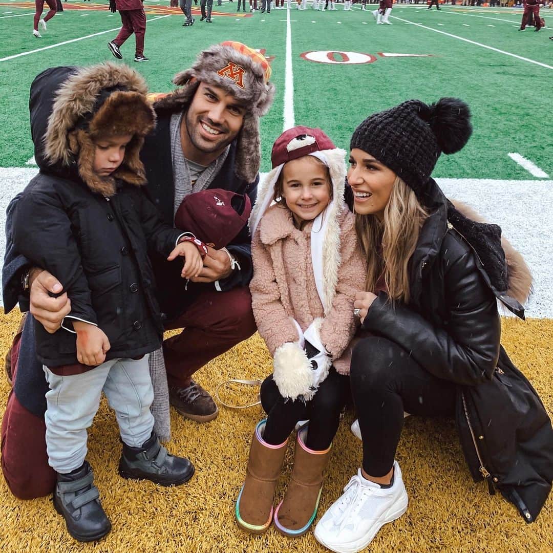 Jessie Jamesさんのインスタグラム写真 - (Jessie JamesInstagram)「So fun watching @ericdecker high school team Rocori win the state championship last night and a great time today watching him  on @espncfb represent his college alumni @gopherfootball! (Bubs grumpy cus he didn’t wanna wear his big coat but we had to keep reminding him it’s cold dude ya hafta! Lol)」12月1日 8時54分 - jessiejamesdecker