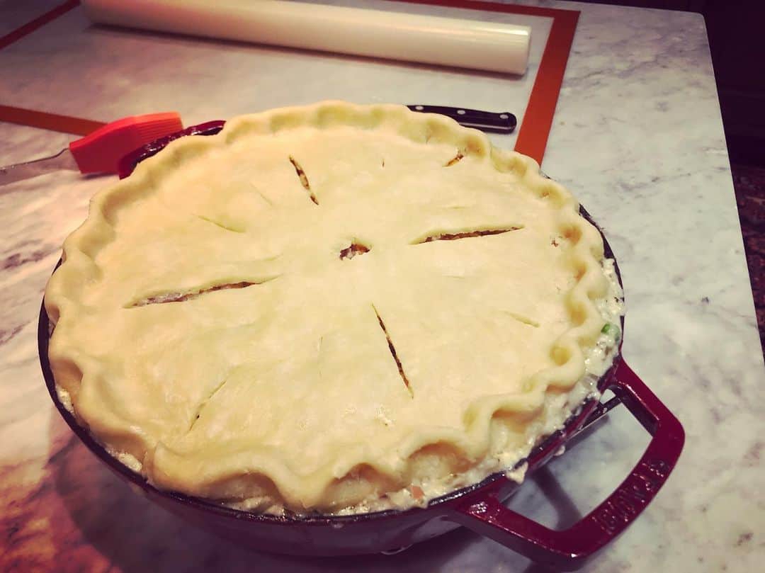 ミシェル・ブランチのインスタグラム：「Leftovers > the main event 🏆 Am I right? Just about to throw a turkey pot pie in the oven made with all the extras I had around (thankfully, one lonely round of dough was in the fridge!) It’s day two and I’m still in my pajamas, living off turkey sandwiches and champagne, watching only Christmas movies. Heaven.」