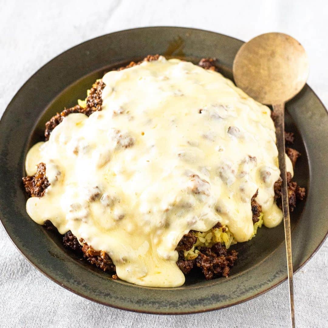 のインスタグラム：「. •みんなのキーマカレー*チーズドーム 僕の最高の自信作です。 どこか懐かしい味わいキーマカレー。 スパイシーだけど甘辛く仕上げていて、 一口食べたら病みつきになっちゃいますよ☻ 昨日開催した、今後のカレーの展開のための プレイベントでも多くの人にお墨付きいただきましたー😚 . Foodies Tokyo(@foodies_tokyo)という、 ウーバーイーツと連動させたレストランにて、 期間指定で今後展開していきます。 そして、フードイベント等も行っていく予定なので、 皆さん是非お楽しみにされていて下さい😊 . いろいろな情報は、 @foodies_tokyo にて発信していきます。 是非きになる方は、フォローして下さいね！☻ . . 美味しいで日本を元気に꒰⍨꒱.+* #キーマカレー #Keemacurry #カレー #curry #みんなのキーマカレー #みんカレ . . #フードスタイリスト#趣味の料理研究家#料理家#料理研究家#井口タクト#おうちごはん#おうちごはんおじさん#おうちごはんLover#料理男子#家庭料理#フーディーテーブル#マカロニメイト#料理好きな人と繋がりたい#Foodstylist#ouchigohan_ojisan#IGersJP#japanesefood」