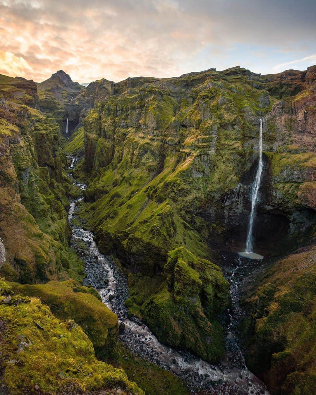 クリス・バーカードのインスタグラム：「Photographic composition is such an awesome form of expression. Walking up to a subject or landscape & finding your own way of interpreting it. For me, the confluence of these two waterfalls felt impossible to leave out. I loved the way they join together in this glacially fed canyon. Although a frame looking straight down the canyon was incredible & probably visually stronger, it was something I had seen many times before. It was still worth taking & being excited about, but I felt drawn to certain details in the image that give you a little greater sense of place & scale. Love seeing how different lenses interpret these landscpapes .  My biggest print sale of the year is happen now. 30% off all sizes & finishes using code: GIVING30 at checkout. 👉🏼 www.ChrisBurkard.com」