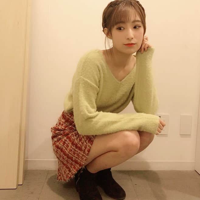 ミクのインスタグラム：「. . もう服まで Christmas color 🎄 12月も宜しく♪ . .  #rirandture #royalparty #skirt #tops #fashion #ootd #winter #boots #lizlisa #christmas」