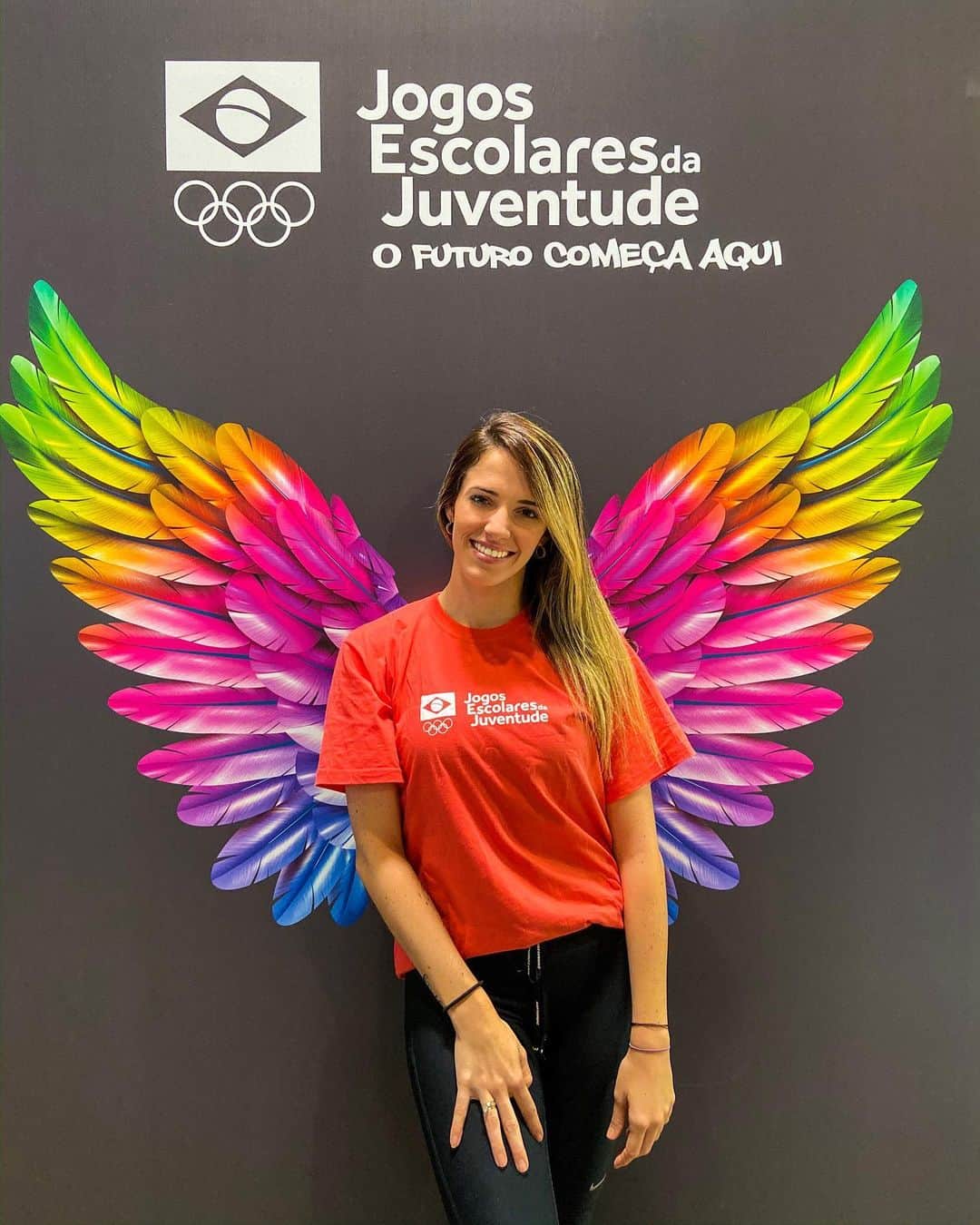 ナターリア・ガウジオのインスタグラム：「Passando aqui pra começar a agradecer por essa experiência incrível que foi ser Embaixadora dos Jogos Escolares pela segunda vez!! Foram 3 dias convivendo com pessoas incríveis nesse evento maravilhoso!! Fico muito feliz em ver essa nova geração de atletas começando a brilhar... E poder ser uma inspiração na vida deles é uma honra pra mim, fico imensamente grata por todo carinho que recebi nesses dias!! Ser escolhida pra esse cargo é um reconhecimento enorme, tudo isso me incentiva a continuar em busca dos meus sonhos cada vez mais!! Gratidão e felicidade definem!! 🙏🏻🤩🥰🤸🏼‍♀️🎖🙌🏻❤️ #happiness #grateful #blessed #jej2019 #blumenau #sc #ambassador #timebrasil #cob」