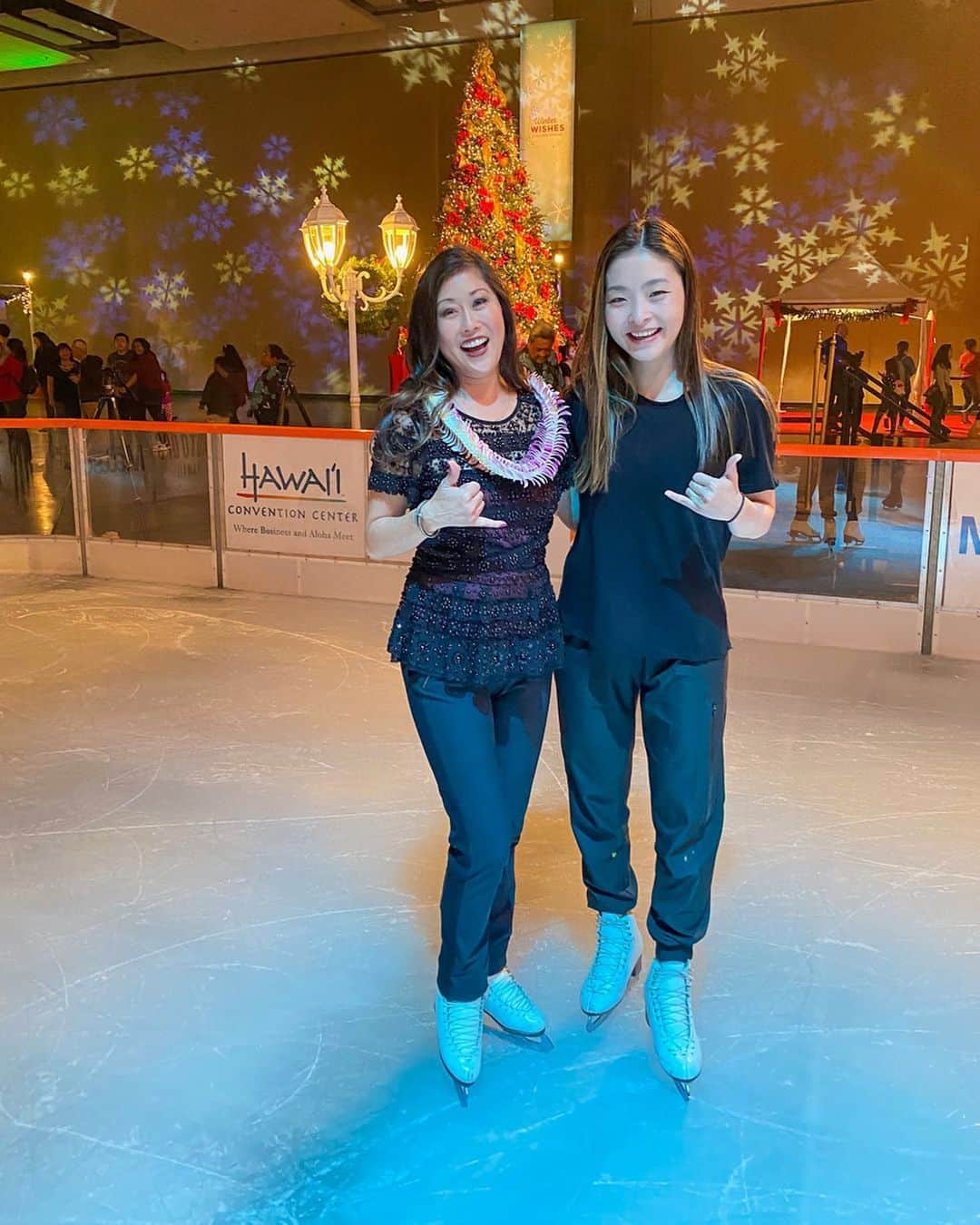 マイア・シブタニさんのインスタグラム写真 - (マイア・シブタニInstagram)「Congratulations, @kristiyamaguchi on the grand opening of Winter Wishes - A Holiday Festival! 🎉 There’s an indoor ice skating rink, entertainment, food, and more at the the @hawaiiconventioncenter between now and December 24th! A portion of the proceeds will support Kristi’s @alwaysdream foundation’s commitment towards early childhood literacy. ⛸✨ *Kristi also has rinks open in San Jose & San Ramon, so check those out if you’re in those areas! 👍🏼」12月1日 9時30分 - maiashibutani