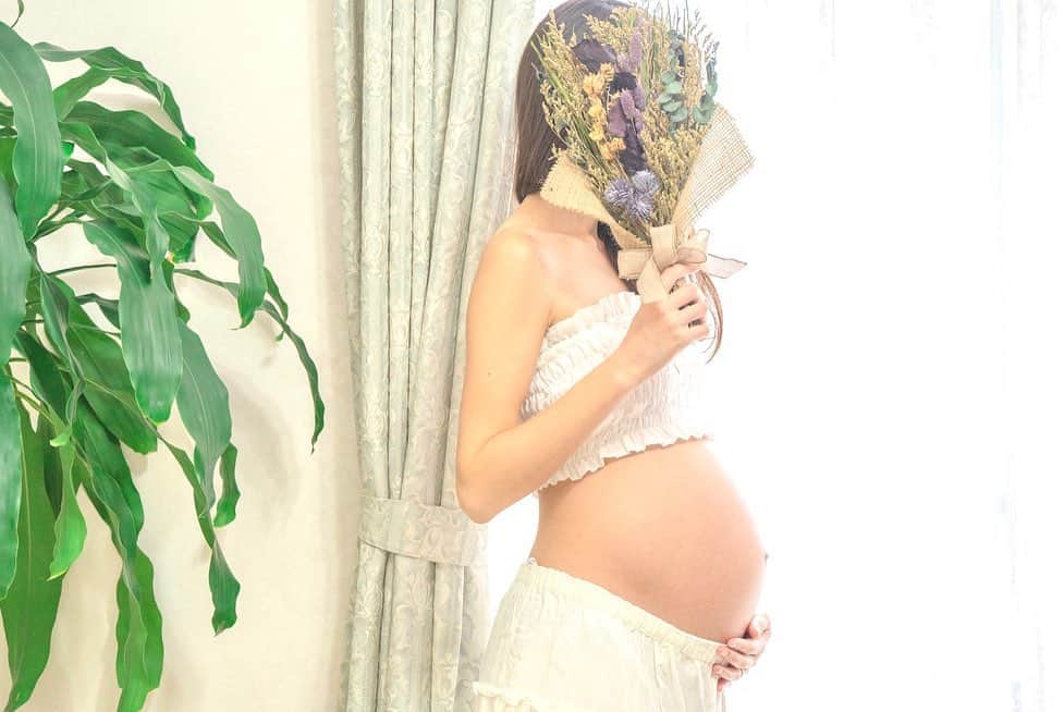 花田浩菜さんのインスタグラム写真 - (花田浩菜Instagram)「もう12月なんて！一年が早すぎる❄️🎄 #12月出産予定 の私は あとちょっと。あとちょっとの日々👶 . 1人目は37週以降が辛かったくらいでほとんどトラブルもなく過ごしていた妊婦生活でしたが、2人目は最初から最後までトラブル続き😂なので、もしかしたら今回で最後の妊娠になるかも…と思うと、前回残しておかなかった#マタニティフォト や#ニューボーンフォト も残しておきたいなあ、という気持ちがむくむく。 . . そんな時、 @fotowa.jp 様にお声がけいただいて #臨月 に入った日に、#マタニティフォト &#家族フォト を撮っていただきました📸😍 . .  @fotowa.jp は外でも自宅でもフォトグラファーによる出張撮影が可能な全国対応のサービス✨ 出張料金も含まれているのに、一律料金で平日19800円、土日祝日は23800円（税抜）とお得すぎる料金設定！ フォトグラファーもポートフォリオなどを見て自分の撮って欲しいイメージに近い方を選べるし、かつ75枚以上のデータをもらえるのでとっても嬉しいサービスです😊💕 . . #2歳2ヶ月 の息子くんは自由奔放なので、1人だけの写真はたくさんあるけれど、家族3人で！という写真って普段なかなか撮れなくて。💦 笑っていたり目線があっていたりという写真も撮るのは難しい中、今回はママフォトグラファーの方を指名させて頂いたので大好きな消防車のシールで気を引いてくれたりと息子もご機嫌でゆったり撮影をすすめることができ、たーくさん家族3人の笑顔たっぷりの写真を撮っていただけて感激！ データもたっぷり164枚も納品頂けて😍有り難すぎました😭💕 . . 七五三の出張撮影や、自宅での#ニューボーンフォト なども行なっている上に雨の日や、ニューボーンで出産が遅れていたり赤ちゃんの入院が伸びている時などは延期もできたり中には撮影小物や衣装も用意してくれているフォトグラファーさんもいたり👘👶と、柔軟な対応ができるのはママ的に嬉しいポイント☝️ 私もニューボーンフォトはまた#fotowa でお願いしたいな〜と思いました😊💕 . . 予約する際に、クーポンコード 「hanadahirona」を入力すると 2020年3月31日撮影分までは2,000円割引になるそうなので😍マタニティフォトやニューボーンフォト、誕生日や家族フォトで使ってみたいという方は是非利用してみて下さい✨ . . #PR  #fotowa #フォトワ #出張撮影 #出張カメラマン #家族写真 #自宅撮影 #赤ちゃんのいる生活 #思い出作り #マタニティライフ #正産期 #男の子ママ #女の子ママ予定 #2歳 #2歳児 #マタニティママリ #2人目妊娠中 #ig_oyabakabu #happy #happydays」12月1日 9時28分 - hanadahirona