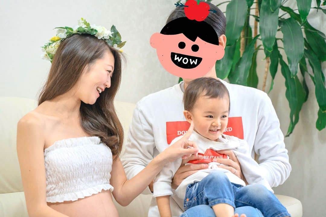 花田浩菜のインスタグラム：「もう12月なんて！一年が早すぎる❄️🎄 #12月出産予定 の私は あとちょっと。あとちょっとの日々👶 . 1人目は37週以降が辛かったくらいでほとんどトラブルもなく過ごしていた妊婦生活でしたが、2人目は最初から最後までトラブル続き😂なので、もしかしたら今回で最後の妊娠になるかも…と思うと、前回残しておかなかった#マタニティフォト や#ニューボーンフォト も残しておきたいなあ、という気持ちがむくむく。 . . そんな時、 @fotowa.jp 様にお声がけいただいて #臨月 に入った日に、#マタニティフォト &#家族フォト を撮っていただきました📸😍 . .  @fotowa.jp は外でも自宅でもフォトグラファーによる出張撮影が可能な全国対応のサービス✨ 出張料金も含まれているのに、一律料金で平日19800円、土日祝日は23800円（税抜）とお得すぎる料金設定！ フォトグラファーもポートフォリオなどを見て自分の撮って欲しいイメージに近い方を選べるし、かつ75枚以上のデータをもらえるのでとっても嬉しいサービスです😊💕 . . #2歳2ヶ月 の息子くんは自由奔放なので、1人だけの写真はたくさんあるけれど、家族3人で！という写真って普段なかなか撮れなくて。💦 笑っていたり目線があっていたりという写真も撮るのは難しい中、今回はママフォトグラファーの方を指名させて頂いたので大好きな消防車のシールで気を引いてくれたりと息子もご機嫌でゆったり撮影をすすめることができ、たーくさん家族3人の笑顔たっぷりの写真を撮っていただけて感激！ データもたっぷり164枚も納品頂けて😍有り難すぎました😭💕 . . 七五三の出張撮影や、自宅での#ニューボーンフォト なども行なっている上に雨の日や、ニューボーンで出産が遅れていたり赤ちゃんの入院が伸びている時などは延期もできたり中には撮影小物や衣装も用意してくれているフォトグラファーさんもいたり👘👶と、柔軟な対応ができるのはママ的に嬉しいポイント☝️ 私もニューボーンフォトはまた#fotowa でお願いしたいな〜と思いました😊💕 . . 予約する際に、クーポンコード 「hanadahirona」を入力すると 2020年3月31日撮影分までは2,000円割引になるそうなので😍マタニティフォトやニューボーンフォト、誕生日や家族フォトで使ってみたいという方は是非利用してみて下さい✨ . . #PR  #fotowa #フォトワ #出張撮影 #出張カメラマン #家族写真 #自宅撮影 #赤ちゃんのいる生活 #思い出作り #マタニティライフ #正産期 #男の子ママ #女の子ママ予定 #2歳 #2歳児 #マタニティママリ #2人目妊娠中 #ig_oyabakabu #happy #happydays」