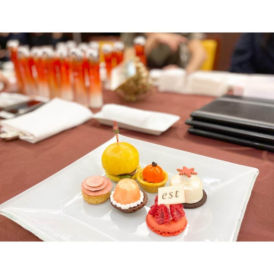 t.krmeさんのインスタグラム写真 - (t.krmeInstagram)「gm☀️ * 先日、花王エストの新商品体験会へ参加させて頂きました✨  目から下のお化粧を落として…3つのセラムを実際に試しました。 泡セラムの後はなりたい肌に合わせて組み合わせて使うローションとクリーム。 保湿、ハリ、潤いによる明るさの中から私はハリをチョイス！ 顔全体に満遍なく浸透させる塗り方にも脱帽‼︎ フェイスマスクをした時のようなもっちり肌になりました😊 * また、ファンデーションも専用のスポンジでポンポンすればするほどツヤ肌に、私の理想の肌の仕上がりに嬉しくなりました😆 その日から頂いたお試しを使っていて、肌の調子が良くて本当に良いものと実感🙏🏻 本気で揃えようかな…🤔 #est #花王エスト #skincare  #cosmetics #美容 #makeup #スキンケア#ファンデーション」12月1日 9時38分 - t.krme
