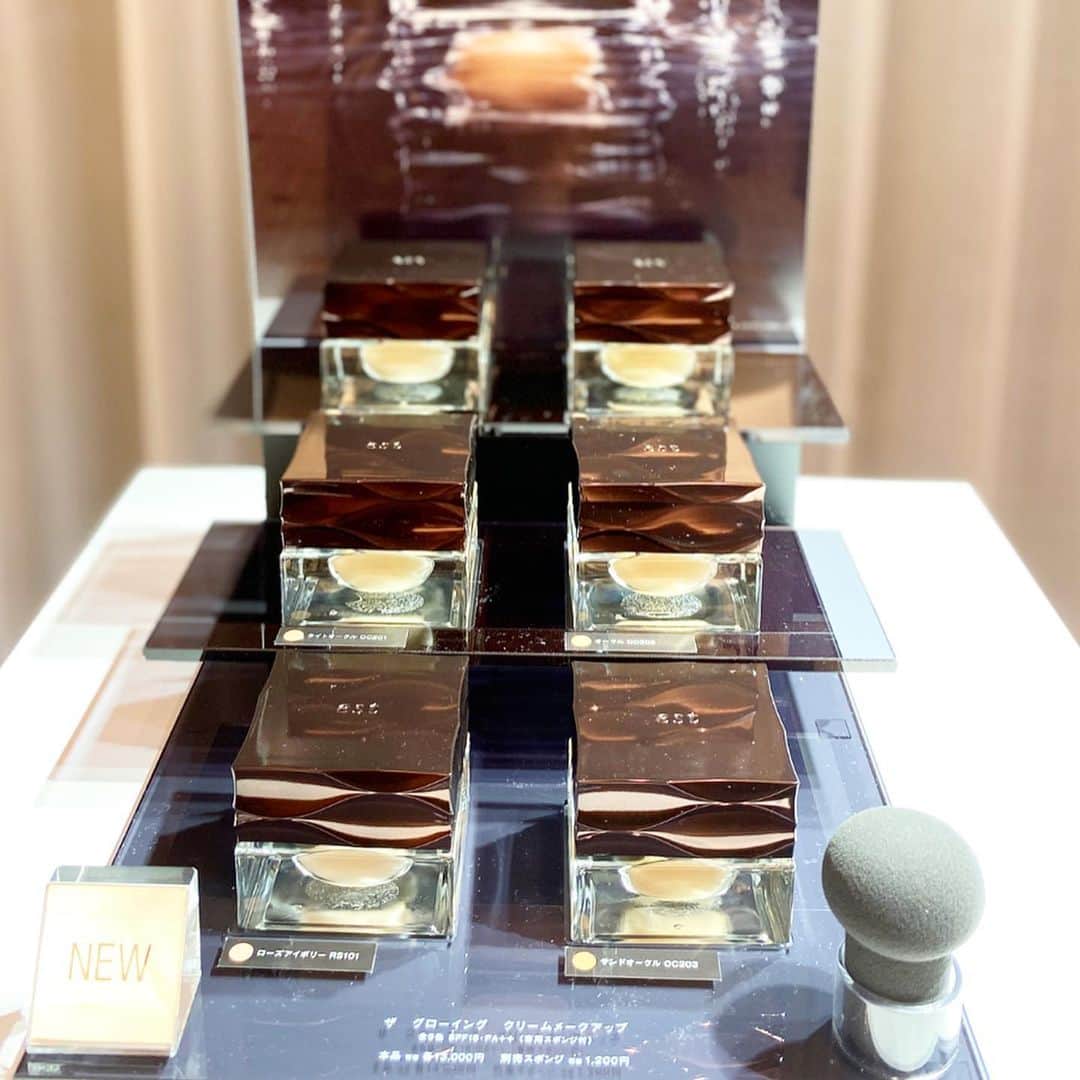 t.krmeさんのインスタグラム写真 - (t.krmeInstagram)「gm☀️ * 先日、花王エストの新商品体験会へ参加させて頂きました✨  目から下のお化粧を落として…3つのセラムを実際に試しました。 泡セラムの後はなりたい肌に合わせて組み合わせて使うローションとクリーム。 保湿、ハリ、潤いによる明るさの中から私はハリをチョイス！ 顔全体に満遍なく浸透させる塗り方にも脱帽‼︎ フェイスマスクをした時のようなもっちり肌になりました😊 * また、ファンデーションも専用のスポンジでポンポンすればするほどツヤ肌に、私の理想の肌の仕上がりに嬉しくなりました😆 その日から頂いたお試しを使っていて、肌の調子が良くて本当に良いものと実感🙏🏻 本気で揃えようかな…🤔 #est #花王エスト #skincare  #cosmetics #美容 #makeup #スキンケア#ファンデーション」12月1日 9時38分 - t.krme
