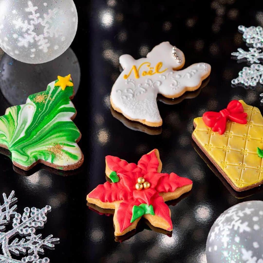 Conrad Tokyoさんのインスタグラム写真 - (Conrad TokyoInstagram)「クリスマスケーキ＆スイーツのご予約は12月22日まで受付けております。世界的な製菓コンクール優勝や数多くの入賞経験をもつペストリーシェフ、岡崎正輝が率いるチームが一つ一つ心を込めてご用意いたします。⁣ These incredible sweets were made by a pastry team led by award winning chef Masaki Okazaki. This year’s series includes Conrad’s first vegan Christmas cake and a lovely little home for Conrad’s mascot, the Conrad Bear. Numbers are limited so order soon!⁣ ⁣ https://www.conradtokyo.co.jp/plans/restaurants/item/christmas_sweets⁣ ⁣ #コンラッド #コンラッド東京 #ホテル #東京 #日本 #銀座 #ラグジュアリー #冬 #港区 #旅行 #スイーツ #クリスマス #クリスマスケーキ #ホリデー #クリスマススイーツ #Conrad #Hotel #Tokyo #Conradtokyo #Japan #Ginza #LuxuryTravel #Winter #Minatoku #Travel #Sweets #Christmas #Cake #Holidays #Holidayfood」12月1日 9時34分 - conrad_tokyo