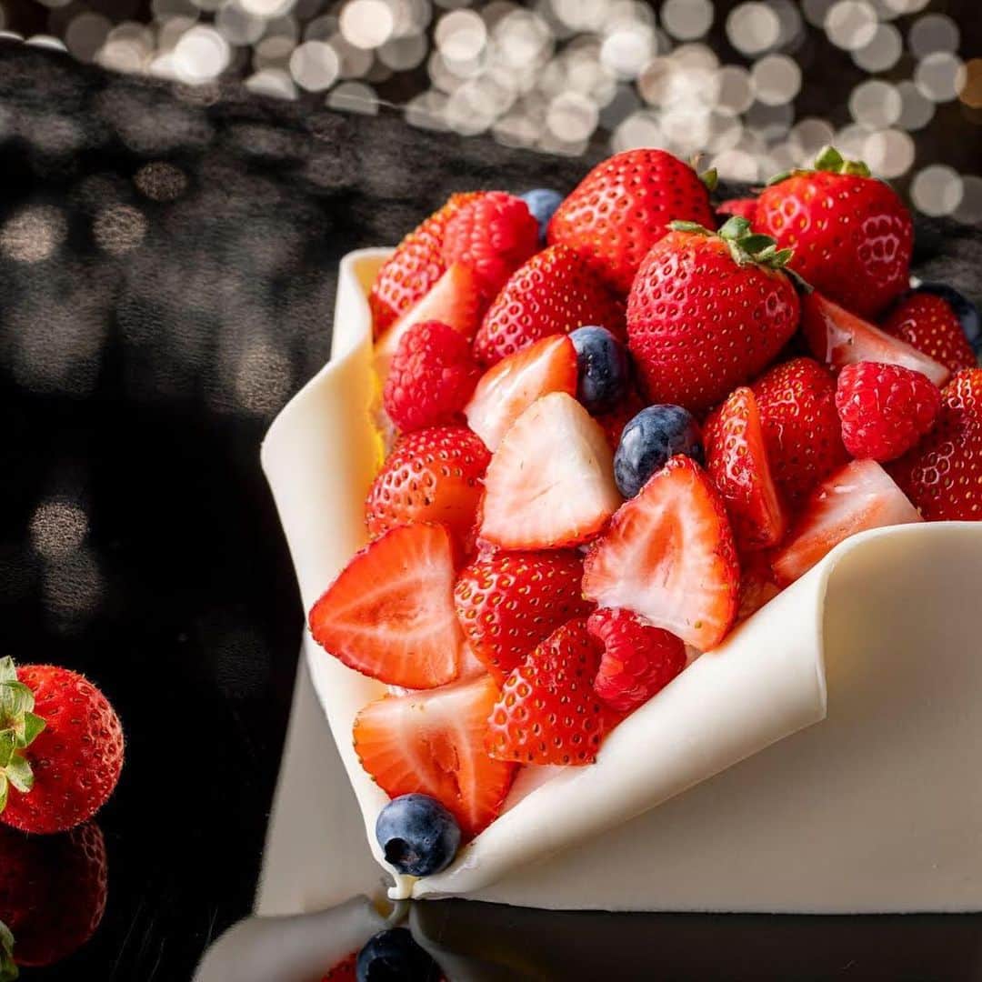 Conrad Tokyoのインスタグラム：「クリスマスケーキ＆スイーツのご予約は12月22日まで受付けております。世界的な製菓コンクール優勝や数多くの入賞経験をもつペストリーシェフ、岡崎正輝が率いるチームが一つ一つ心を込めてご用意いたします。⁣ These incredible sweets were made by a pastry team led by award winning chef Masaki Okazaki. This year’s series includes Conrad’s first vegan Christmas cake and a lovely little home for Conrad’s mascot, the Conrad Bear. Numbers are limited so order soon!⁣ ⁣ https://www.conradtokyo.co.jp/plans/restaurants/item/christmas_sweets⁣ ⁣ #コンラッド #コンラッド東京 #ホテル #東京 #日本 #銀座 #ラグジュアリー #冬 #港区 #旅行 #スイーツ #クリスマス #クリスマスケーキ #ホリデー #クリスマススイーツ #Conrad #Hotel #Tokyo #Conradtokyo #Japan #Ginza #LuxuryTravel #Winter #Minatoku #Travel #Sweets #Christmas #Cake #Holidays #Holidayfood」