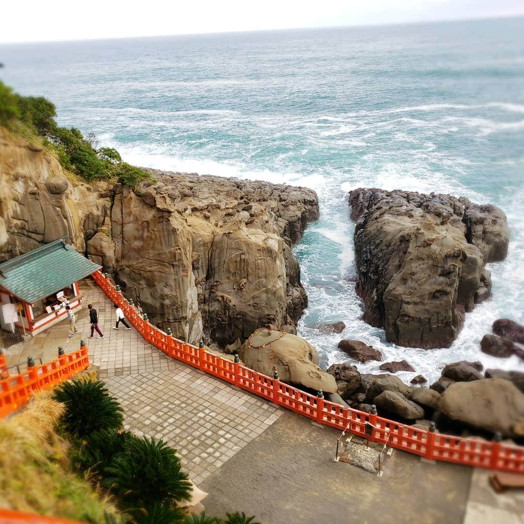 中村まきさんのインスタグラム写真 - (中村まきInstagram)「一日詣り💖朝イチ鵜戸神宮まで家族と💖 コンサル生のご祈願もかねて😊 ・ ＊＊＊＊＊＊＊＊＊＊ 《まずはLINE@にご予約も可能》 ◆女性ビジネスの常識を変える非常識に生きる方法。突き抜けて稼ぐ方法/本当に豊かに生きるとは✨ 　http://nav.cx/344zgzx　←クリック ※またはLINEアカウント ＠40ngo4072s　をお友達検索！ ・ #ぶちまき#宮崎#宮崎市 #コンサルタント#起業コンサルタント#起業コンサル#起業#起業家 #女性起業家 #フリーランス#自営業#アラフォー#ママ #体験セッション#豊かさ#ビジネス#稼ぐ#夢を叶える#女性の社会進出#講師#学び#ファッション好きな人と繋がりたい #月収７桁#夢 #投資家#日南市#日帰り旅#家族#娘と」12月1日 9時51分 - buchimaki_1121