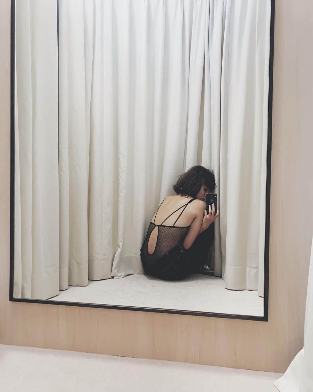 JUNNAのインスタグラム：「春の先行受注アイテムについてのご質問をストーリーQ&Aにて受付中です☺️ ・ ・ - 春の先行受注スケジュール - ・ ・ 【ONLINE STORE】 12/2(月)12:00 - 12/8(日) 23:59 【ルミネ新宿店】 12/3(火)-12/8(日) 【ルクア大阪店】 12/11(水)-12/15(日)  また下記日程で私も店頭に立たせていただき皆さまのスタイリングのお手伝いをさせていただきます。  新宿店　12月7日土曜日　14:00-16:00 / 18:00-20:00 大阪店　12/14日土曜日　14:00-16:00 / 18:00-20:00  #2020etre_ss #etretokyo」