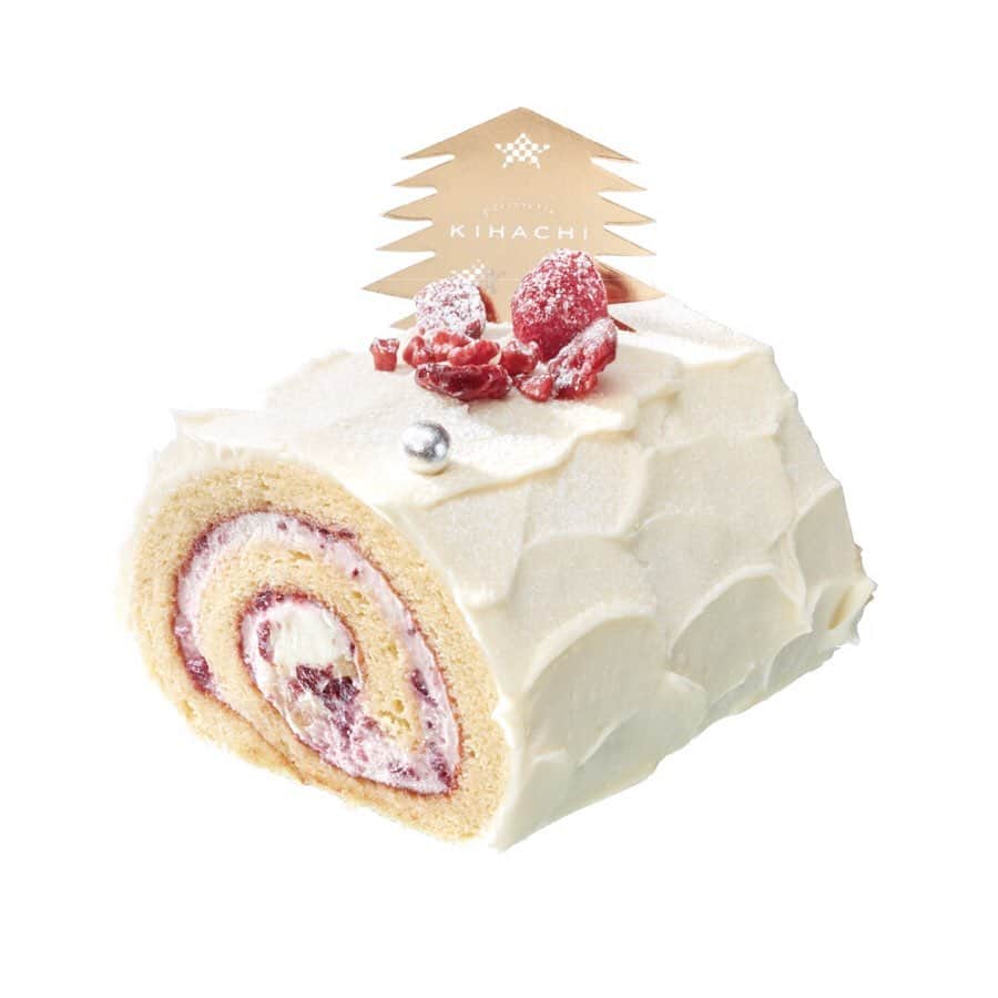 KIHACHI公式Instagramさんのインスタグラム写真 - (KIHACHI公式InstagramInstagram)「パティスリー キハチの店頭（一部店舗をのぞく）では、12/17（火）までクリスマスケーキのご予約を承っています。 . 写真の「ブッシュドノエル ブラン」は、まるで雪がつもったような、白いブッシュドノエル。 メープルシフォン生地にクランベリーメープルクリームとクランベリージャムを巻き、バタークリームで仕上げました。 センターに入れたクランベリー、クルミ、アーモンド、ヘーゼルナッツ入りのホワイトチョコガナッシュが食感のアクセント。 18cmと9cmの2サイズをご用意しました。 . ■クリスマスケーキご予約期間 ： 2019年10月1日（火）～12月17日（火） . ■クリスマスケーキお受け渡し期間： 2019年12月22日（日）～12月25日（水） . . 詳細はプロフィールのリンク( @kihachi_official )からクリスマスページをご覧ください。 . ※ご予約は、パティスリー キハチ各店舗にて承ります。 （羽田空港第2ターミナル、羽田空港第1ターミナル、東京駅 トウキョウミタスのぞく）詳しくは各店舗にお問い合わせください. ※数量限定販売となりますので、売り切れの際はご容赦ください。. ※生ケーキは商品の特性上、お持ち歩きは1時間30分を限度とさせて頂いております。 . . #キハチ #パティスリーキハチ #KIHACHI #patisseriekihachi  #クリスマスケーキ #ブッシュドノエル #tokyosweets」12月1日 9時52分 - kihachi_official