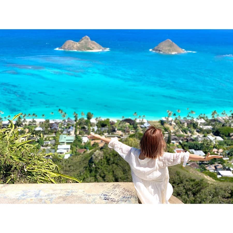 西脇彩華さんのインスタグラム写真 - (西脇彩華Instagram)「＊ 12月ですね♡ クリスマスとか🎄楽しみがいっぱい！！ ・ でも寒いと暖かい場所にいきたくなるぅー🌤✨ 風邪を引かないように元気に楽しんでいきましょうっっ ・ #Hawaii #pinkpillbox ここ山を登った所にあるんだよ！ #JTB #シンデレラの冒険」12月1日 9時54分 - chapon_930