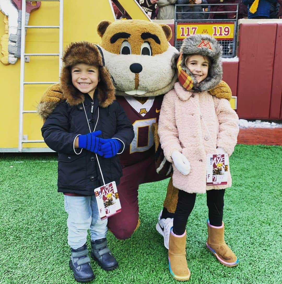 エリック・デッカーさんのインスタグラム写真 - (エリック・デッカーInstagram)「Today was special having my big kiddos on the field. Tough finish but proud of the direction @gopherfootball is headed! 🚣🏽‍♀️🚣🏽‍♀️」12月1日 9時57分 - ericdecker