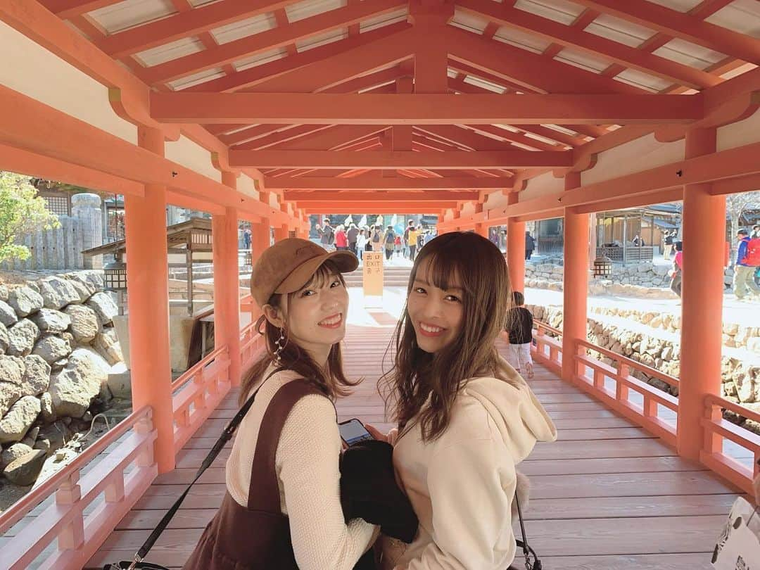 石倉侑芽さんのインスタグラム写真 - (石倉侑芽Instagram)「. . 初めての広島旅行✈️💓 . ずっと来てみたかった広島！ #厳島神社 ⛩へ行ってきたよ☺️ . 本当に立派で幻想的で、感動した🥺 名物の鳥居は工事中で見れず😭 またいつかリベンジしよう〜💓 . この後は宮島で揚げもみじや牡蠣を 食べ歩き❀.(*´◡`*)❀. 大満足の広島旅です💓 . #広島観光#広島#宮島#宮島観光 #女子旅#広島旅行#hiroshima#japan#ゆめちんぶらり旅」12月1日 10時13分 - yume8115