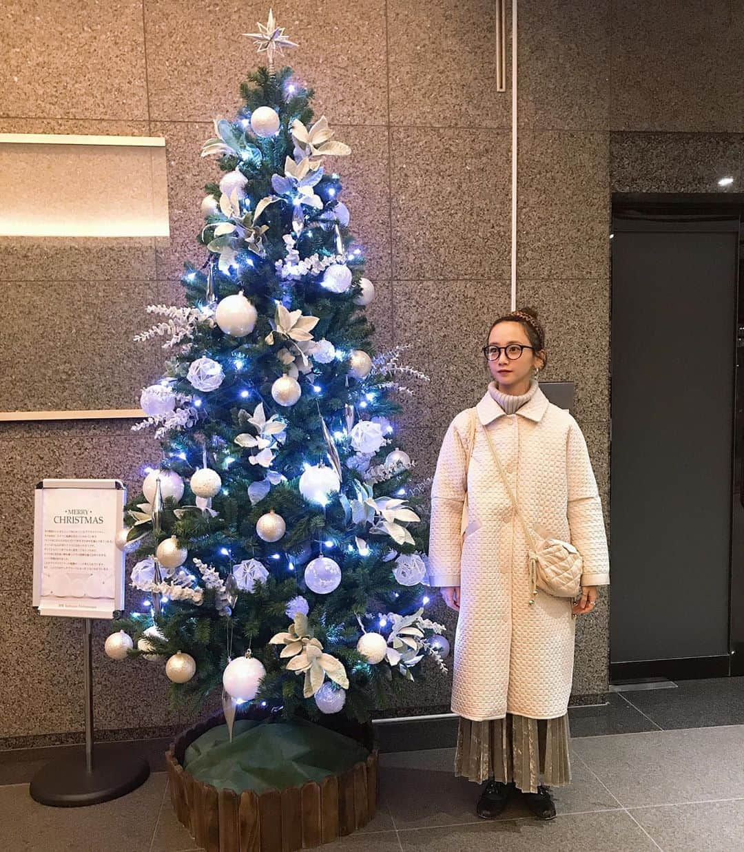 三戸なつめさんのインスタグラム写真 - (三戸なつめInstagram)「やっほー12月！クリスマス一色の街を歩くのほんと楽しすなぁー🎄 色んなところにツリーが飾っててウキウキするね( ◠‿◠ )♡ outer_ @chelsea_tokyo  knit_ @e_hyphen_world_gallery mania #三戸なつめコラボ　#ehwgmania skirt_ @beams_official  bag_ @theatre_products  shoes_ @miumiu  #mito_natsume #クリスマス　#クリスマスツリー　#雪だるまみたい #クリスマス大好きー🎅！ #なつめ服」12月1日 10時23分 - mito_natsume