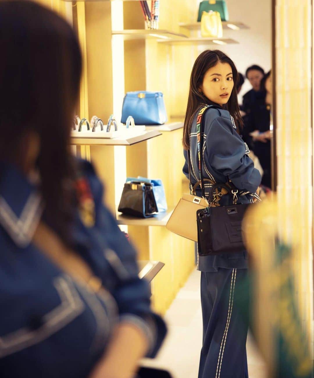 矢野未希子さんのインスタグラム写真 - (矢野未希子Instagram)「GINZA SIX @fendi  に遊びに行ってきたよ💙  ミニピーカブーのバッグ本体カラーと マテリアルを選んで その場で好きなハンドルを 組み合わせられるの✨  約40,000通りの組み合わせが可能だから 自分だけのバッグを作れちゃう💙  バッグ、ハンドルをご購入の方のみ同時にSTRAP YOU とピーカブー専用カバー DEFENDER も合わせてご購入できるよ✨ さらにDEFENDER に 刺しゅうを入れることも✨ 期間： 11月30日（土) ～ 12月15日（日） 場所： FENDI GINZA SIX  #fendipeekaboobar」12月1日 10時22分 - mikko1104